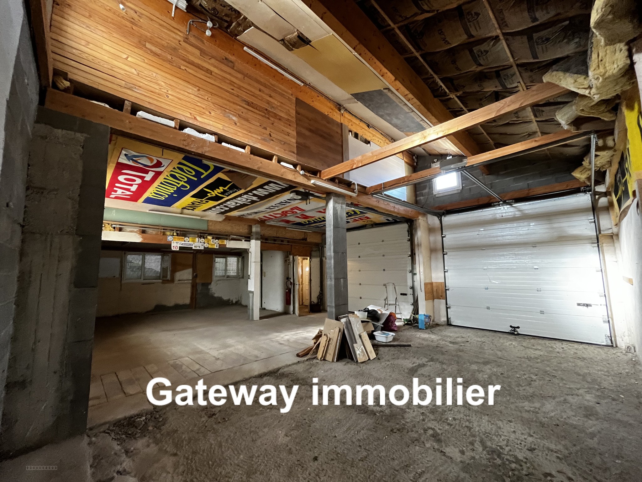 BATIMENT AVEC GRANDS GARAGES ET APPARTEMENT — photo 10