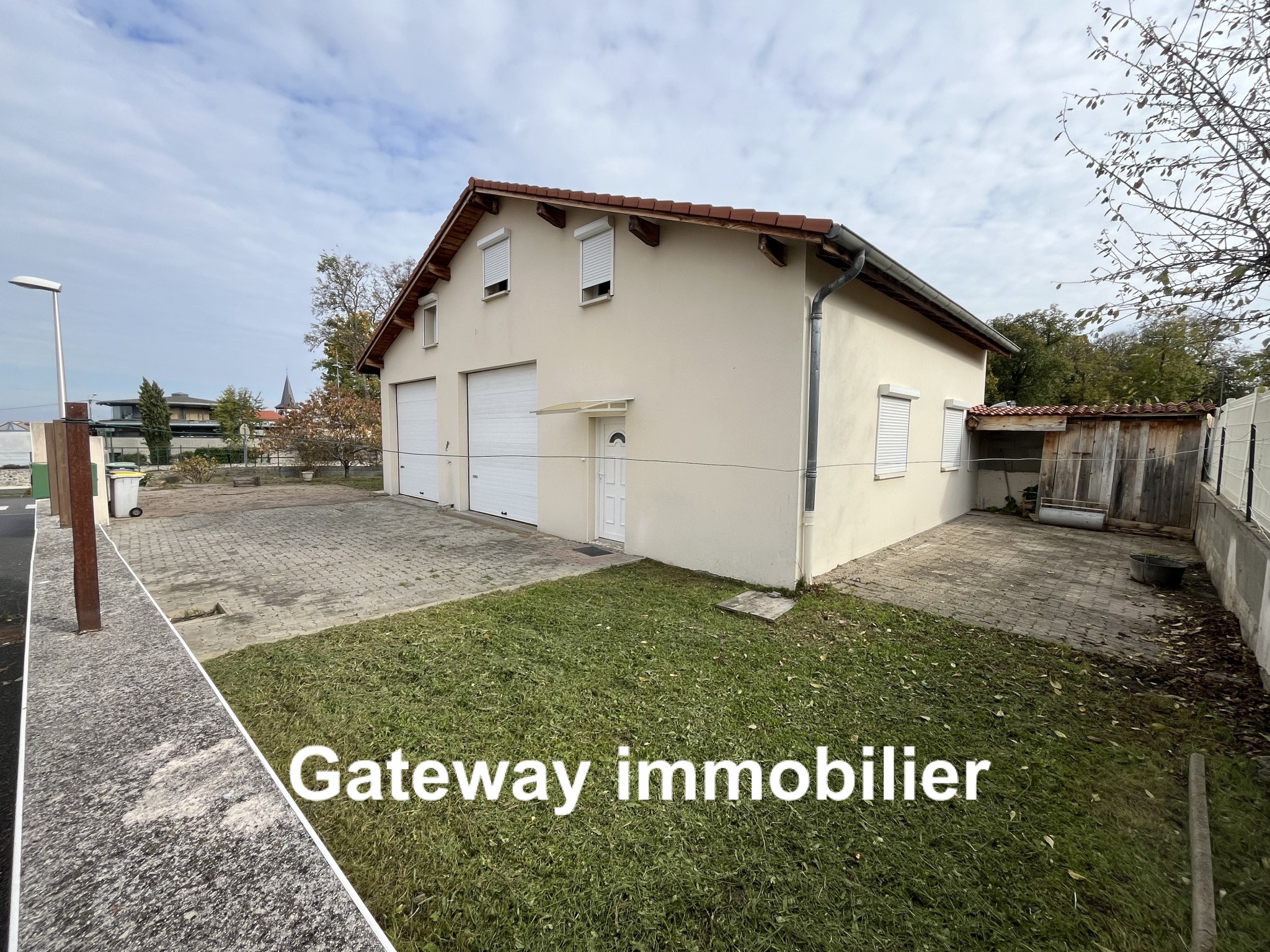 BATIMENT AVEC GRANDS GARAGES ET APPARTEMENT — photo 7