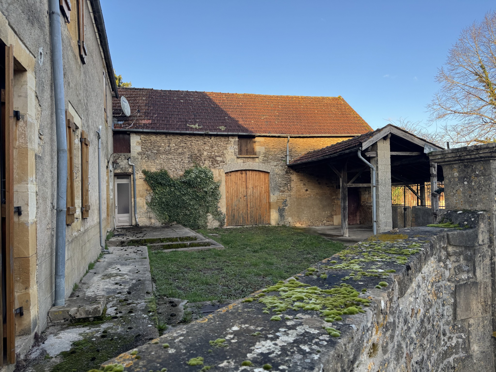 Maison en pierres avec dépendances à restaurer...2404 m2 de terrain ... la Chapelle Aubareil... — photo 2