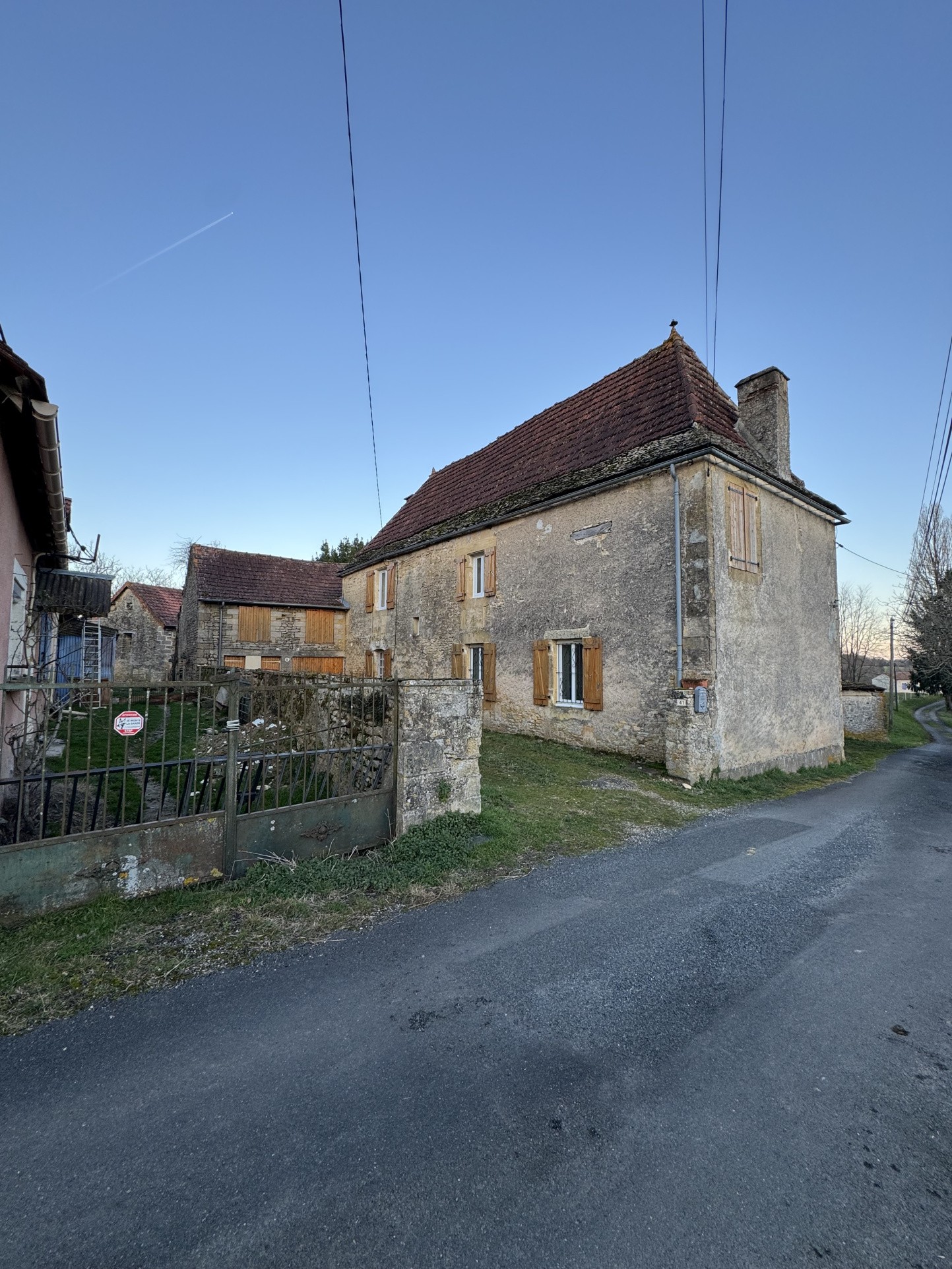 Maison en pierres avec dépendances à restaurer...2404 m2 de terrain ... la Chapelle Aubareil... — photo 3