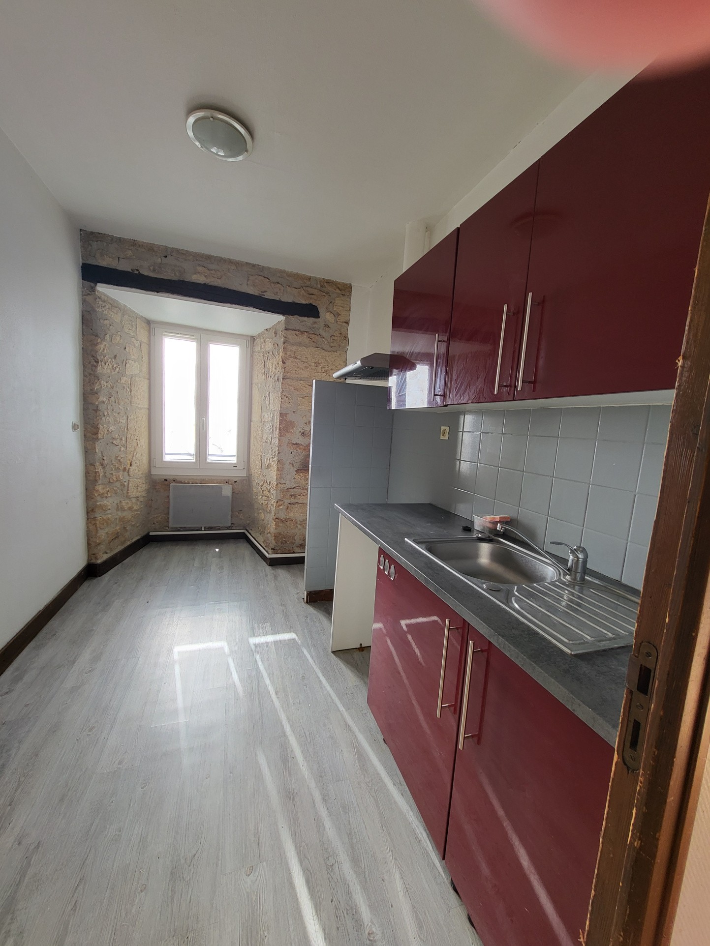 À Sarlat-La-Canéda, appartement dernier étage 2 pièces à louer — photo 3