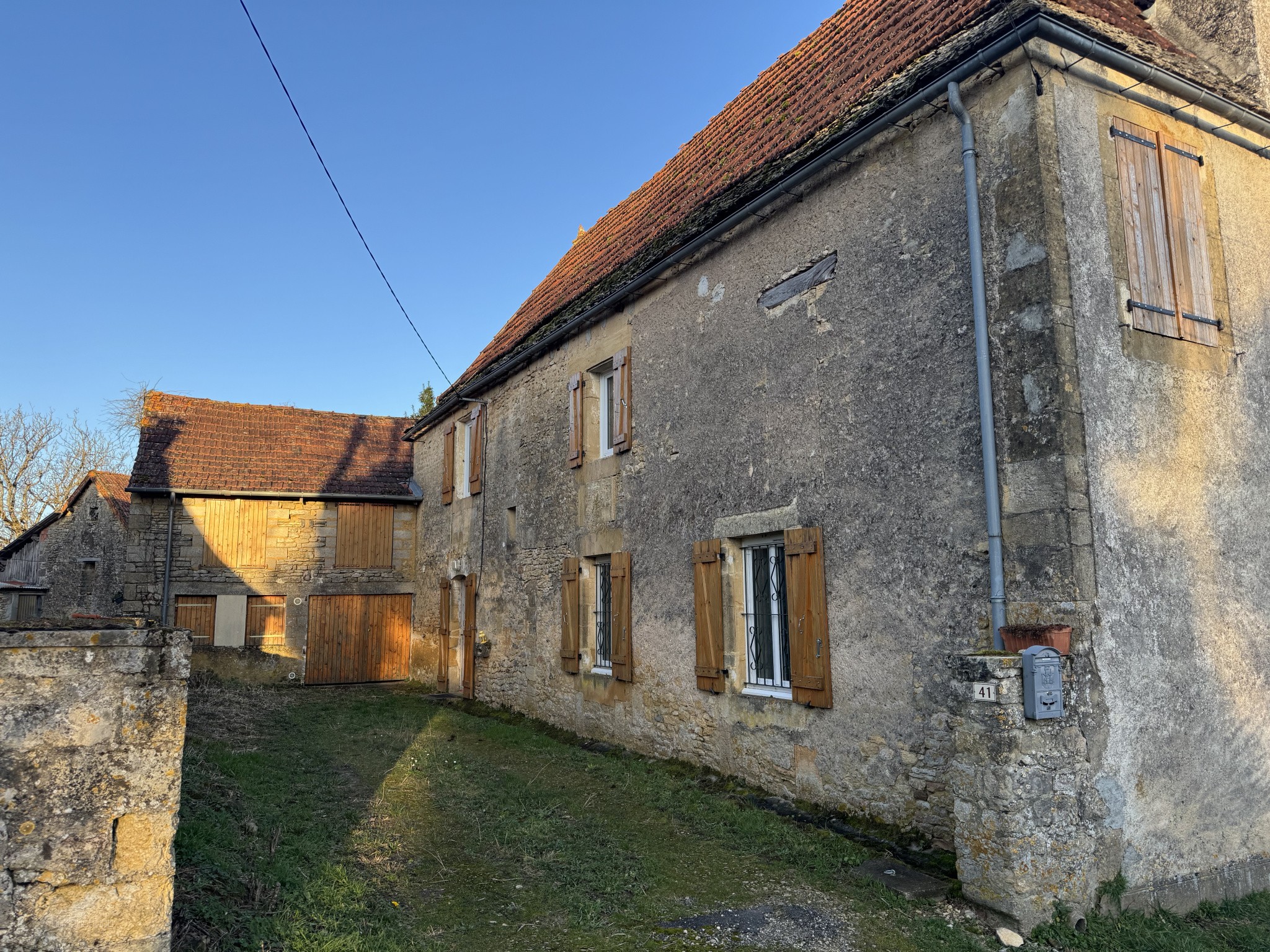 Maison en pierres avec dépendances à restaurer...2404 m2 de terrain ... la Chapelle Aubareil... — photo 4