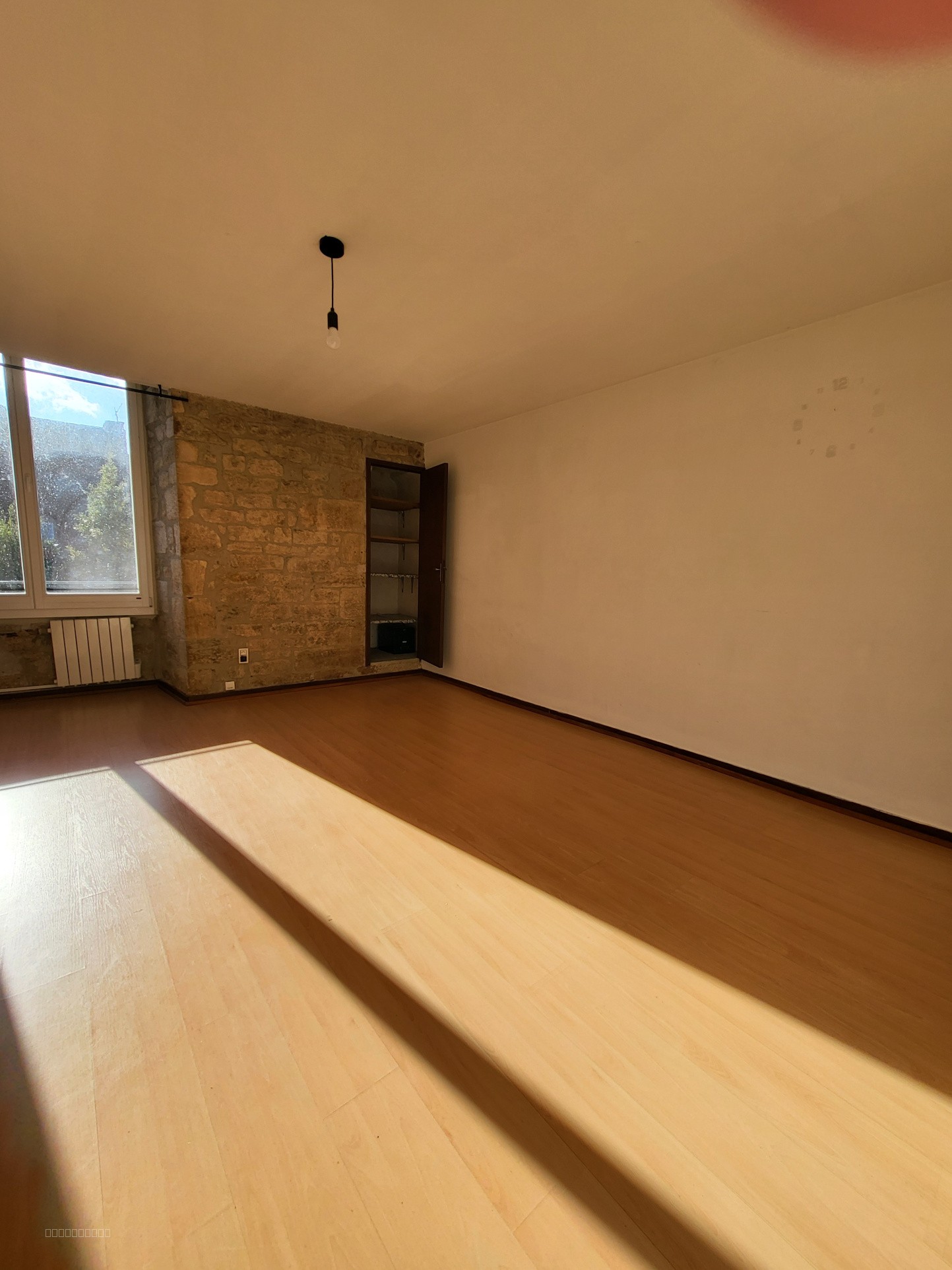 À Sarlat-La-Canéda, appartement dernier étage 2 pièces à louer — photo 2