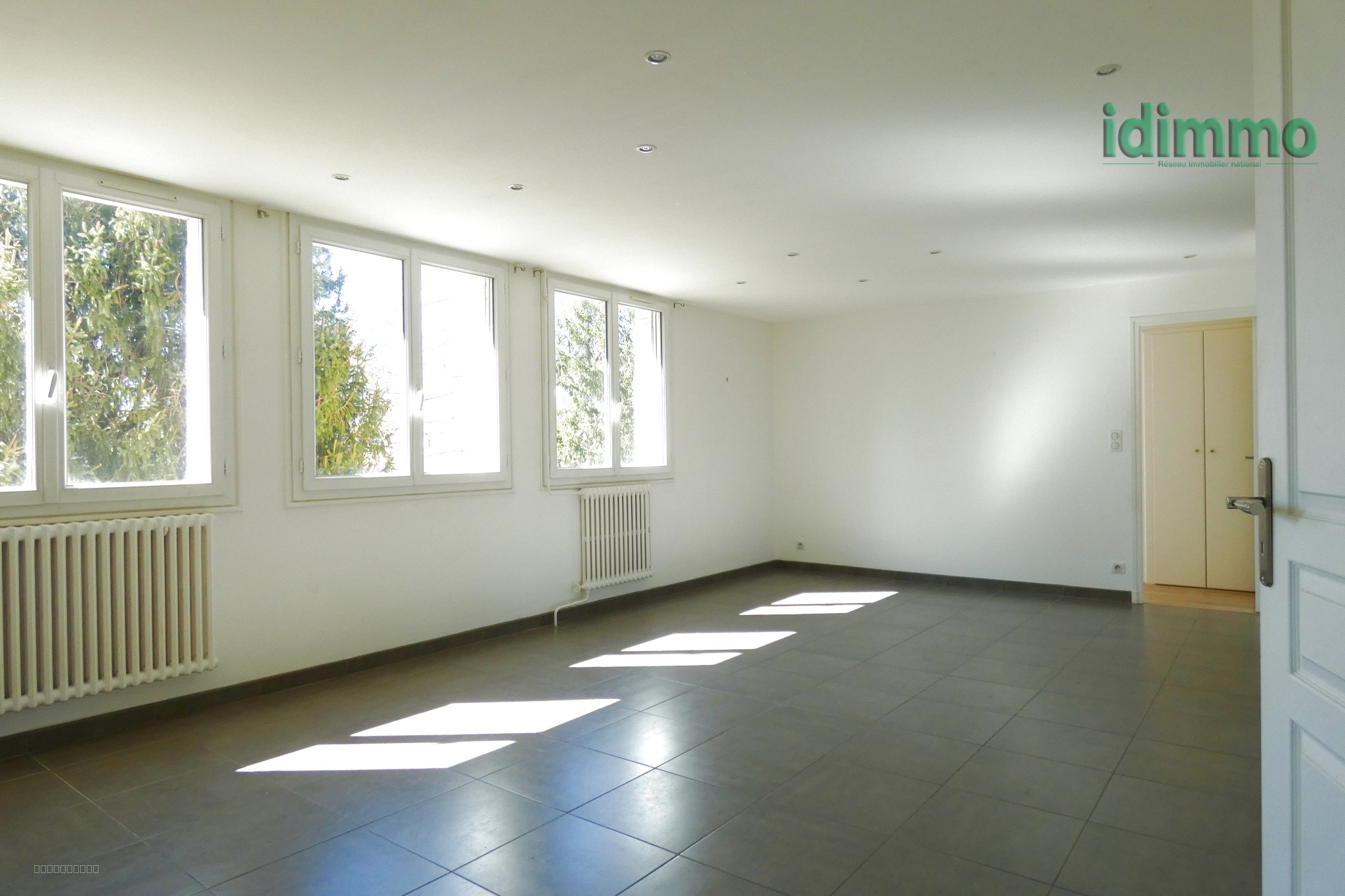GRAND T4 LUMINEUX VUE DEGAGEE GARAGE — photo 2