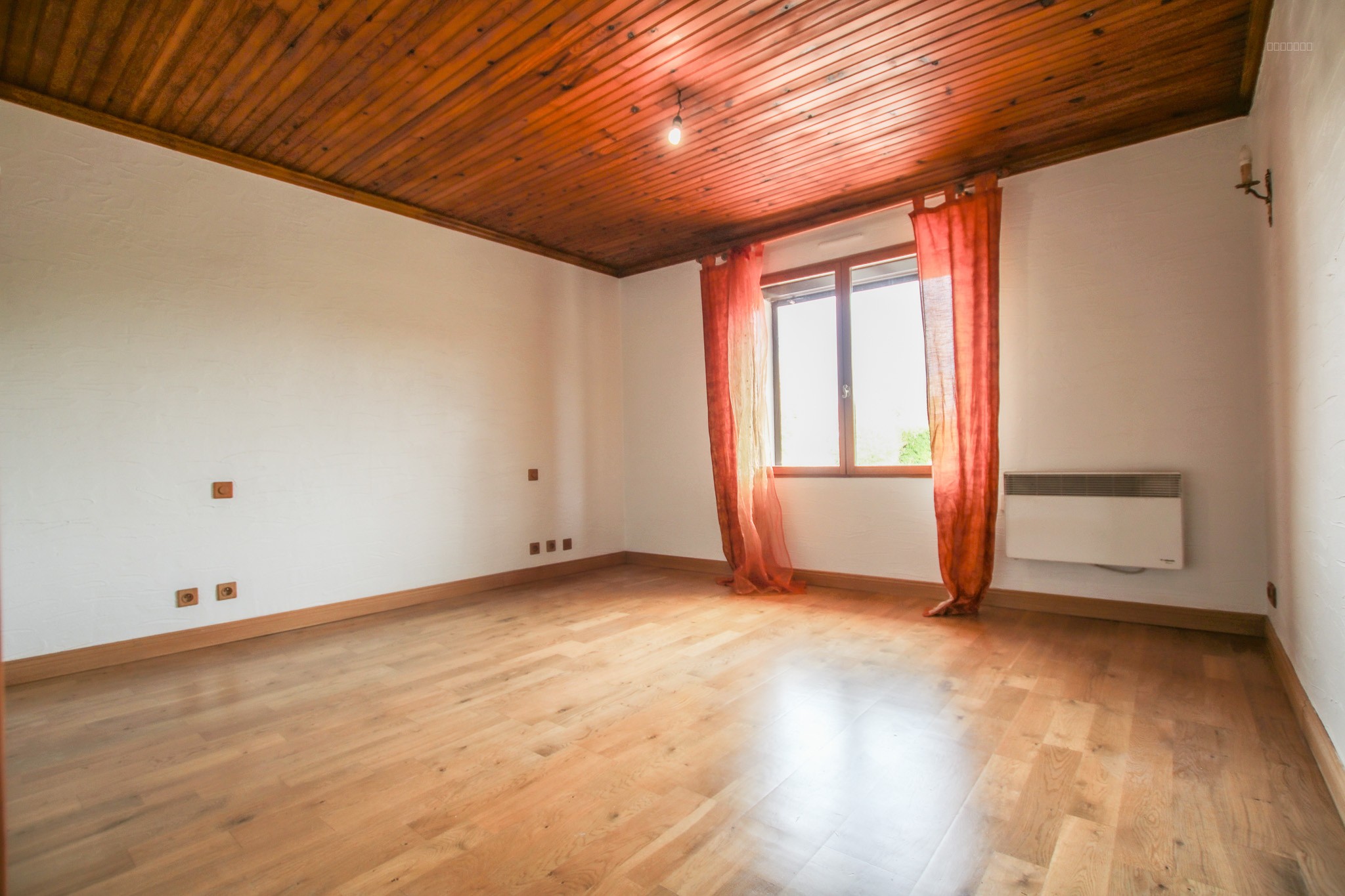 Saint-Denis de Pile - Maison de plain-pied - terrain 2350m2 + grand hangar — photo 5