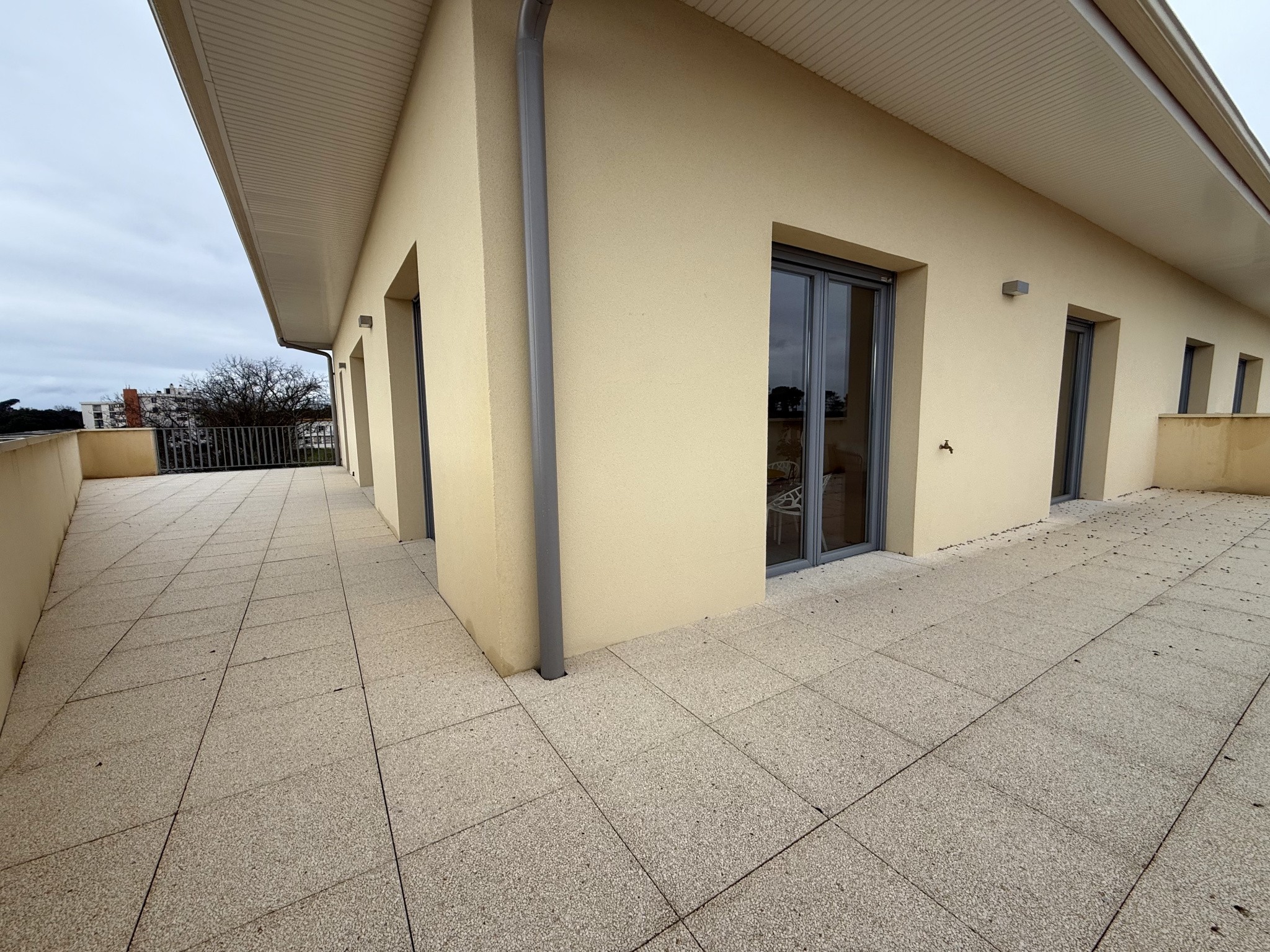GRADIGNAN - Dernier étage - T4 d'exception avec terrasse de 70m2 — photo 2