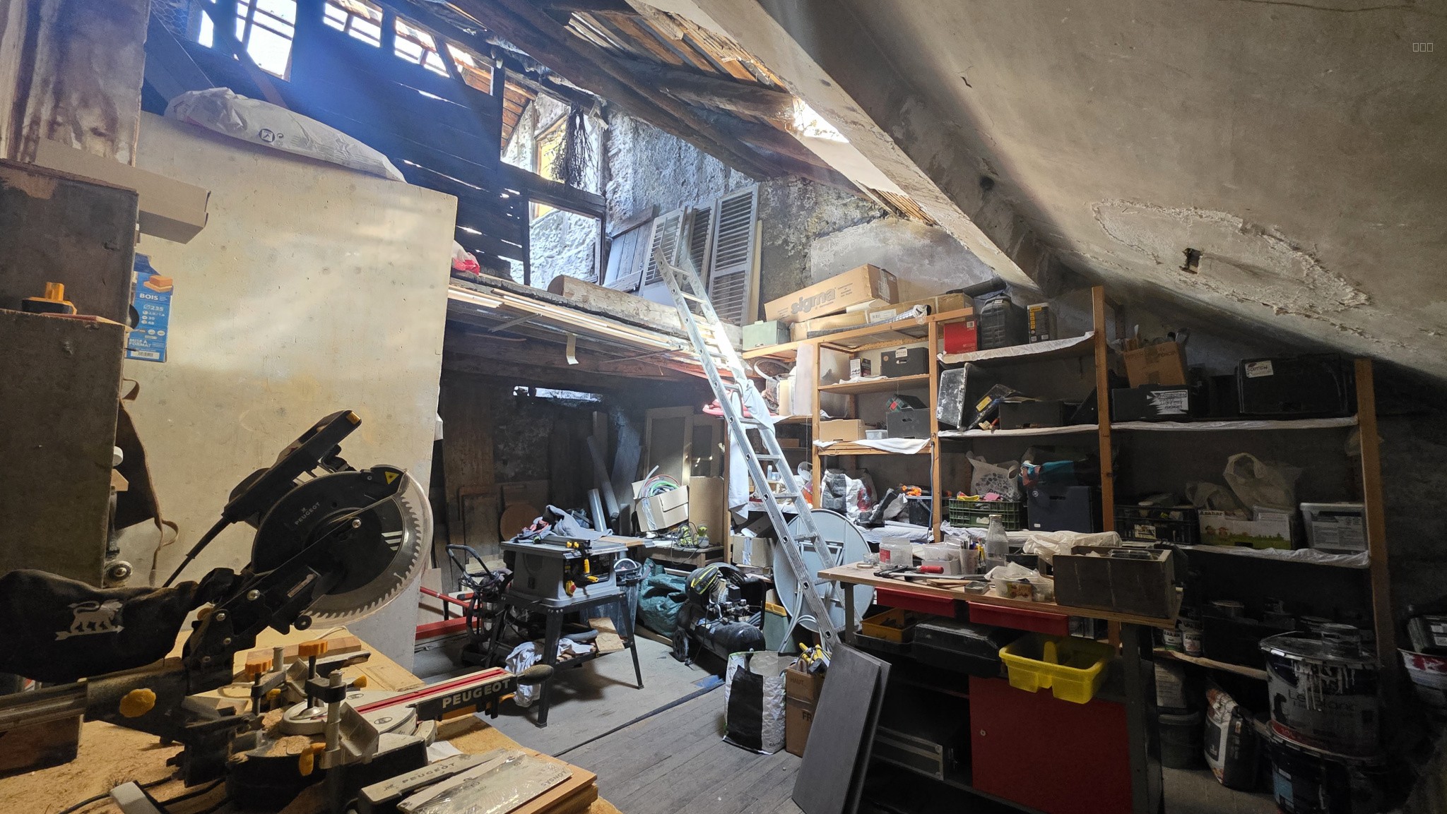 GRAND T4 AVEC STUDIO COIN NUIT ET SES DEUX GRENIERS A RENOVER — photo 15