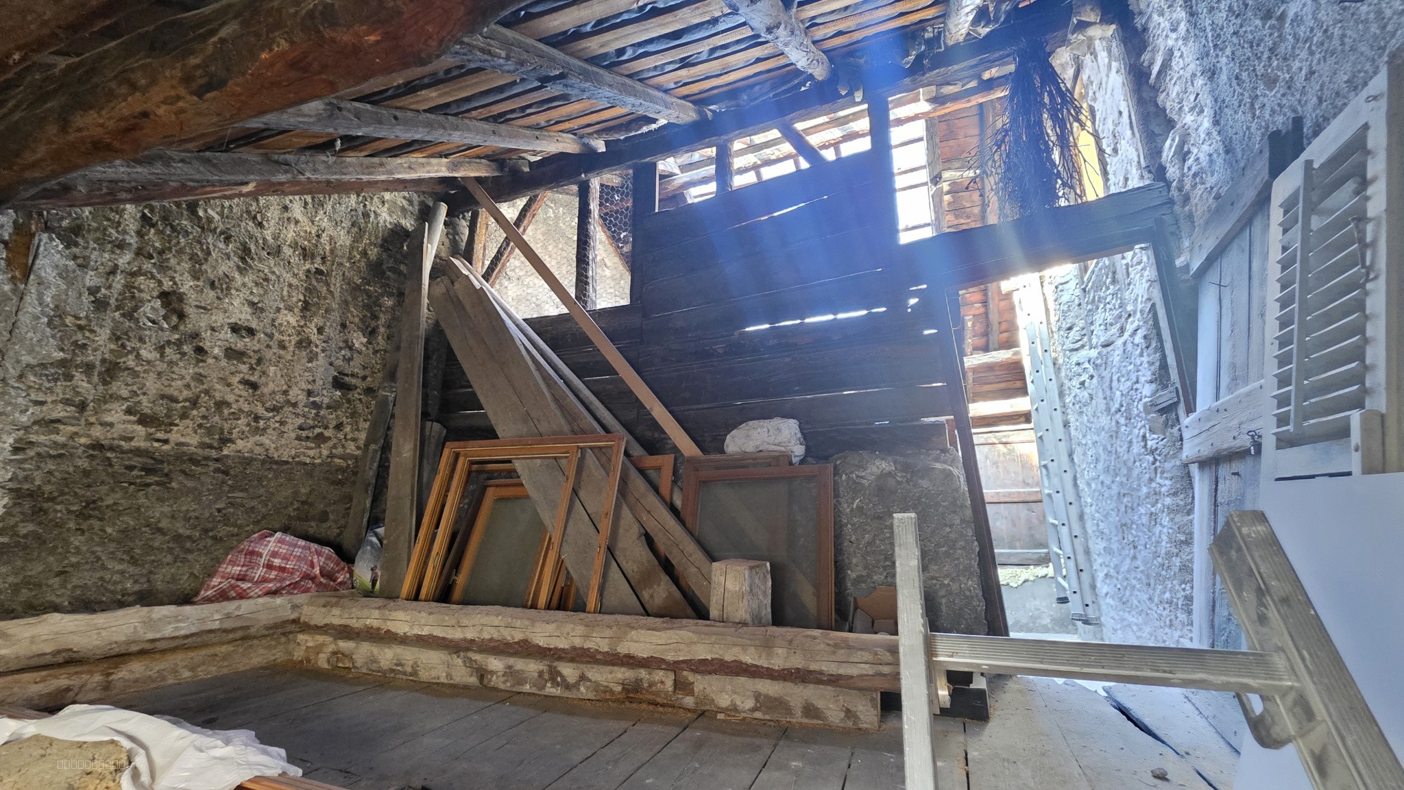 GRAND T4 AVEC STUDIO COIN NUIT ET SES DEUX GRENIERS A RENOVER — photo 16