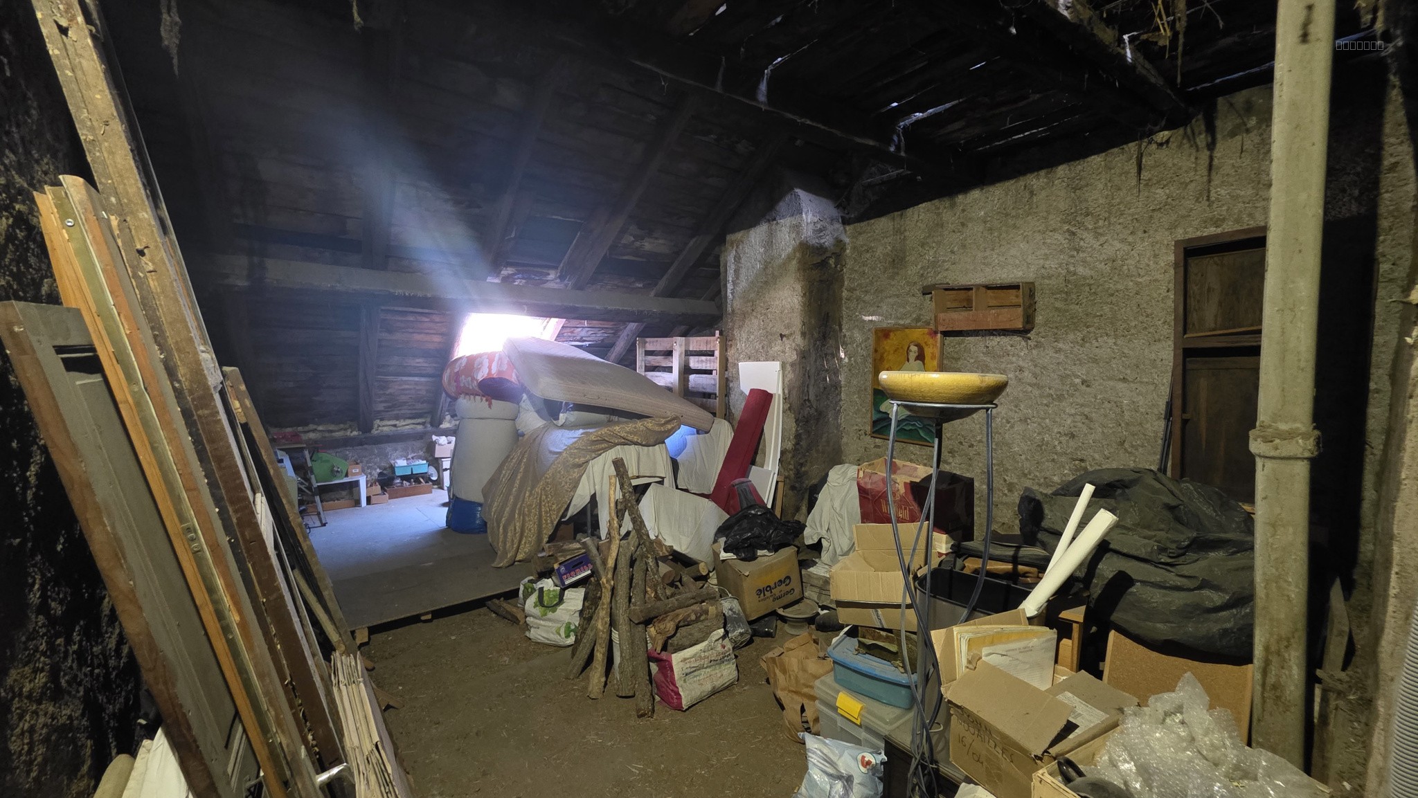 GRAND T4 AVEC STUDIO COIN NUIT ET SES DEUX GRENIERS A RENOVER — photo 17