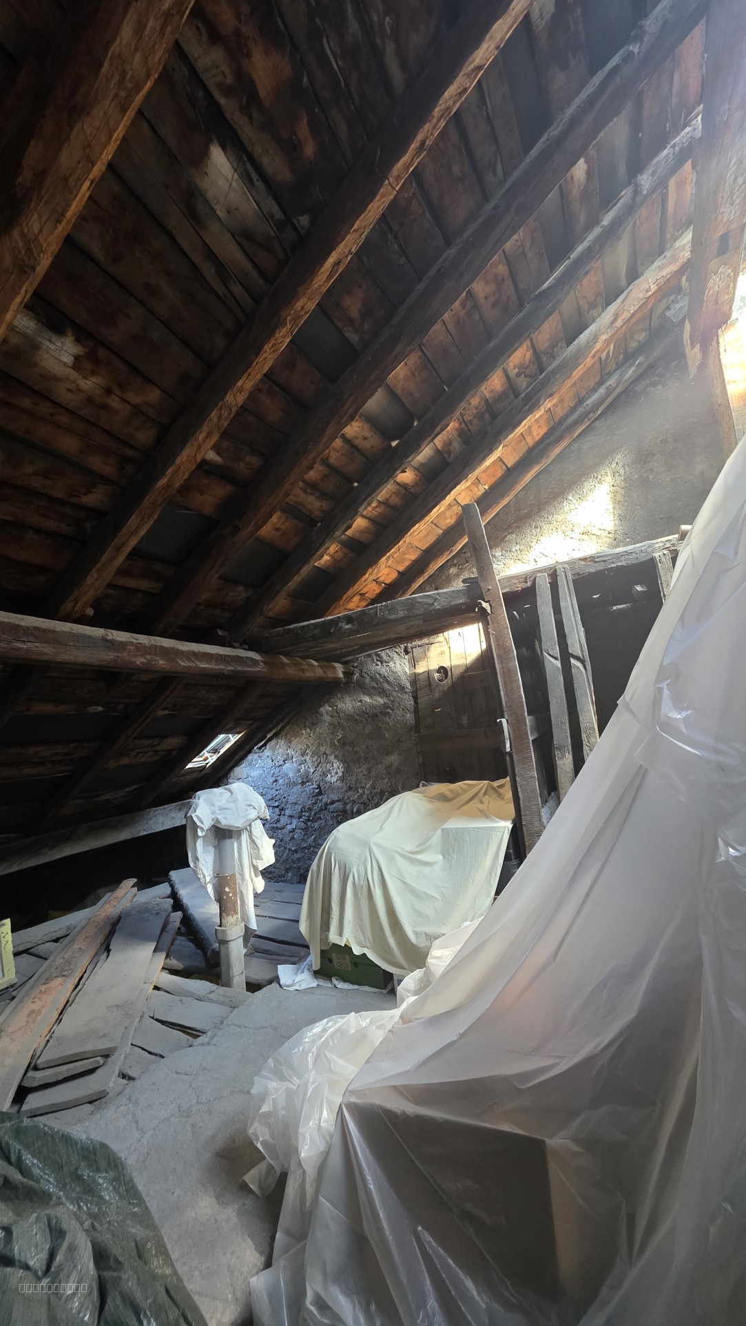 GRAND T4 AVEC STUDIO COIN NUIT ET SES DEUX GRENIERS A RENOVER — photo 18
