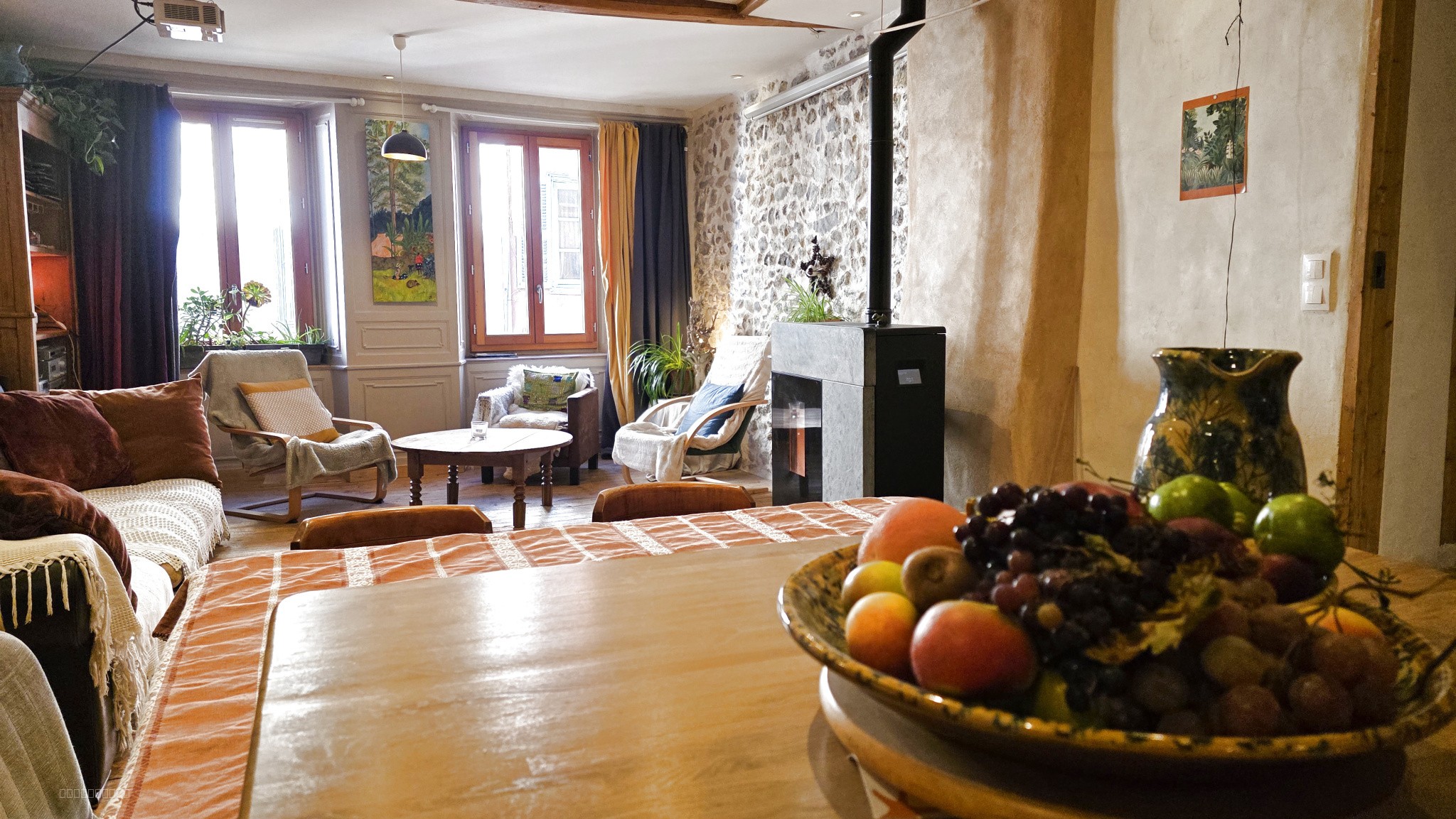 GRAND T4 AVEC STUDIO COIN NUIT ET SES DEUX GRENIERS A RENOVER — photo 2