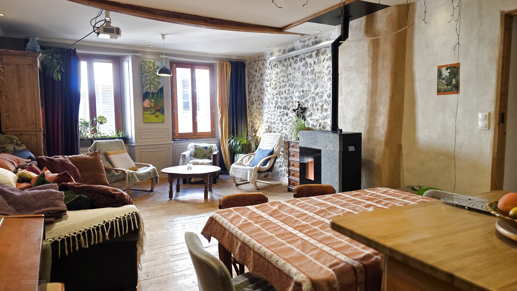 GRAND T4 AVEC STUDIO COIN NUIT ET SES DEUX GRENIERS A RENOVER — photo 4