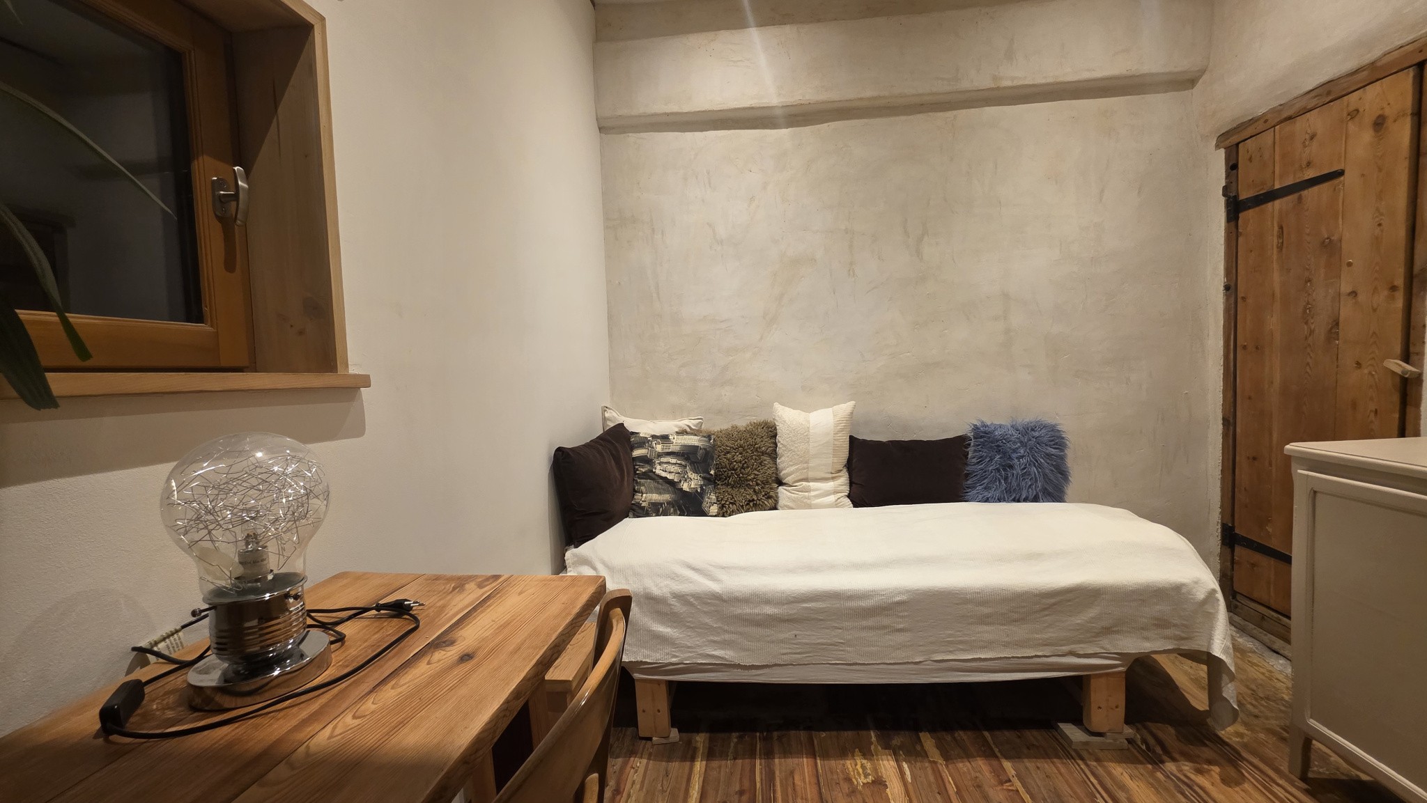 GRAND T4 AVEC STUDIO COIN NUIT ET SES DEUX GRENIERS A RENOVER — photo 7