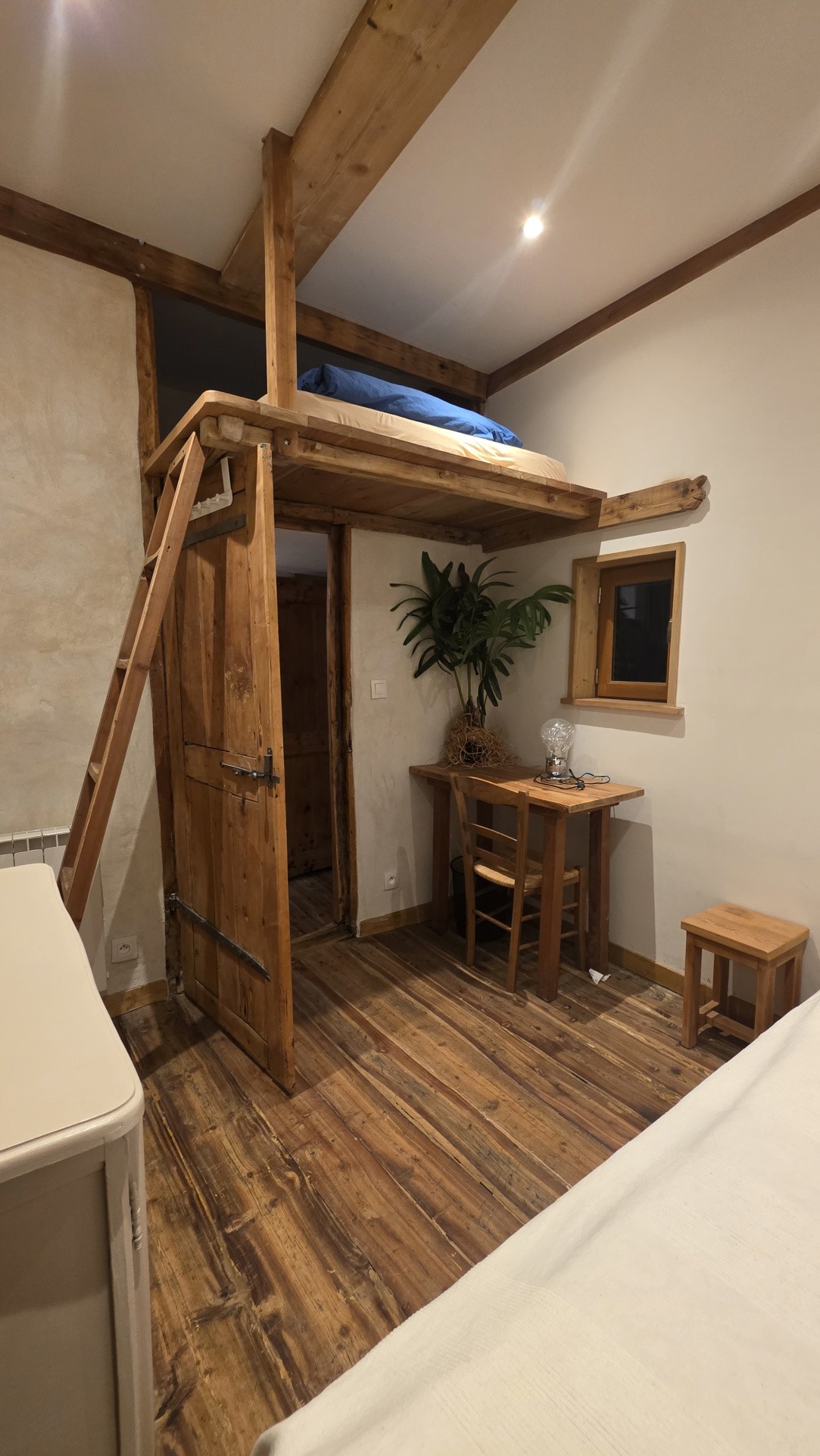 GRAND T4 AVEC STUDIO COIN NUIT ET SES DEUX GRENIERS A RENOVER — photo 8