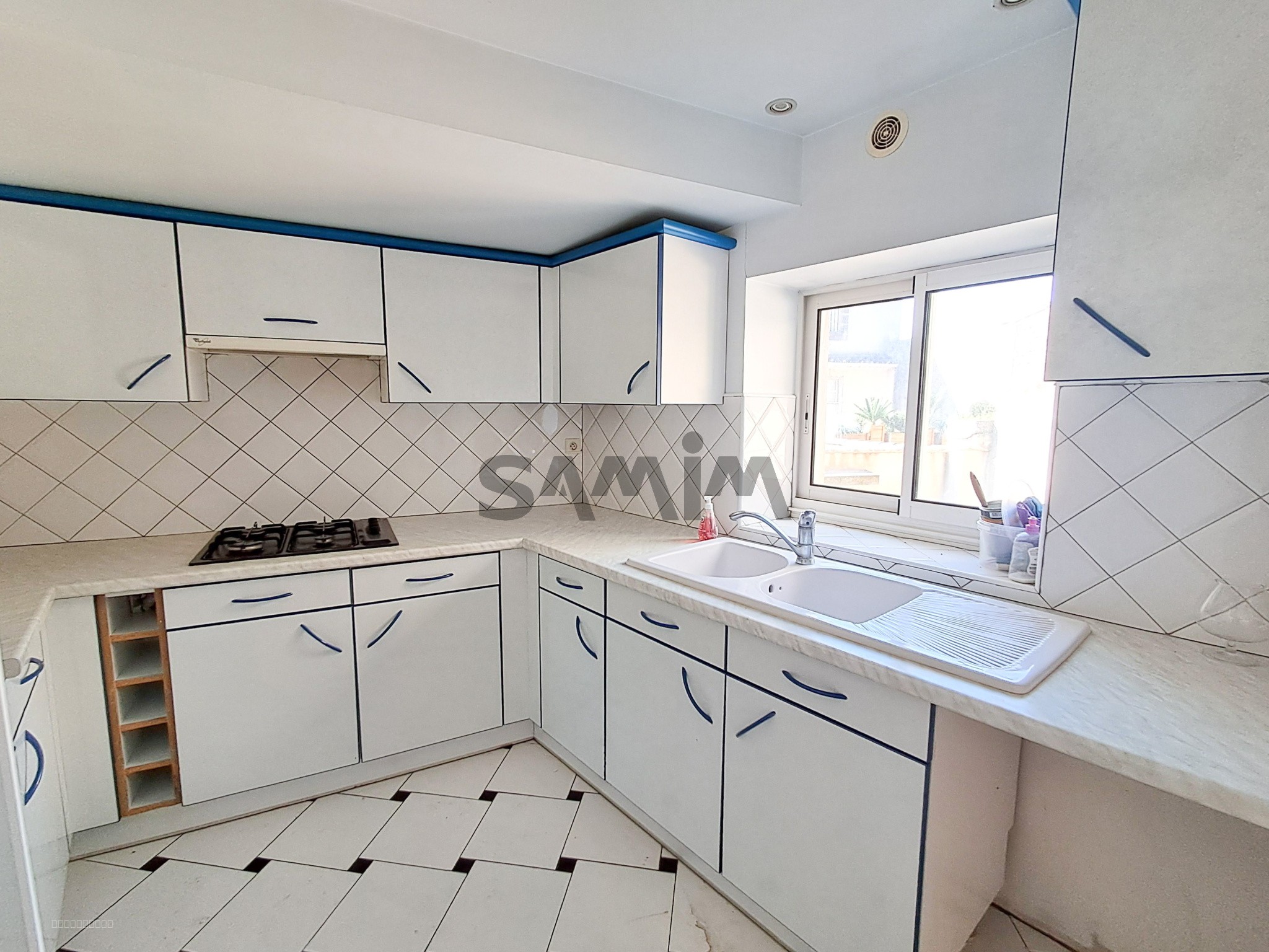 A VENDRE - VASTE MAISON DE VILLAGE AVEC COUR ET TERRASSE - AIGUES-VIVES — photo 10