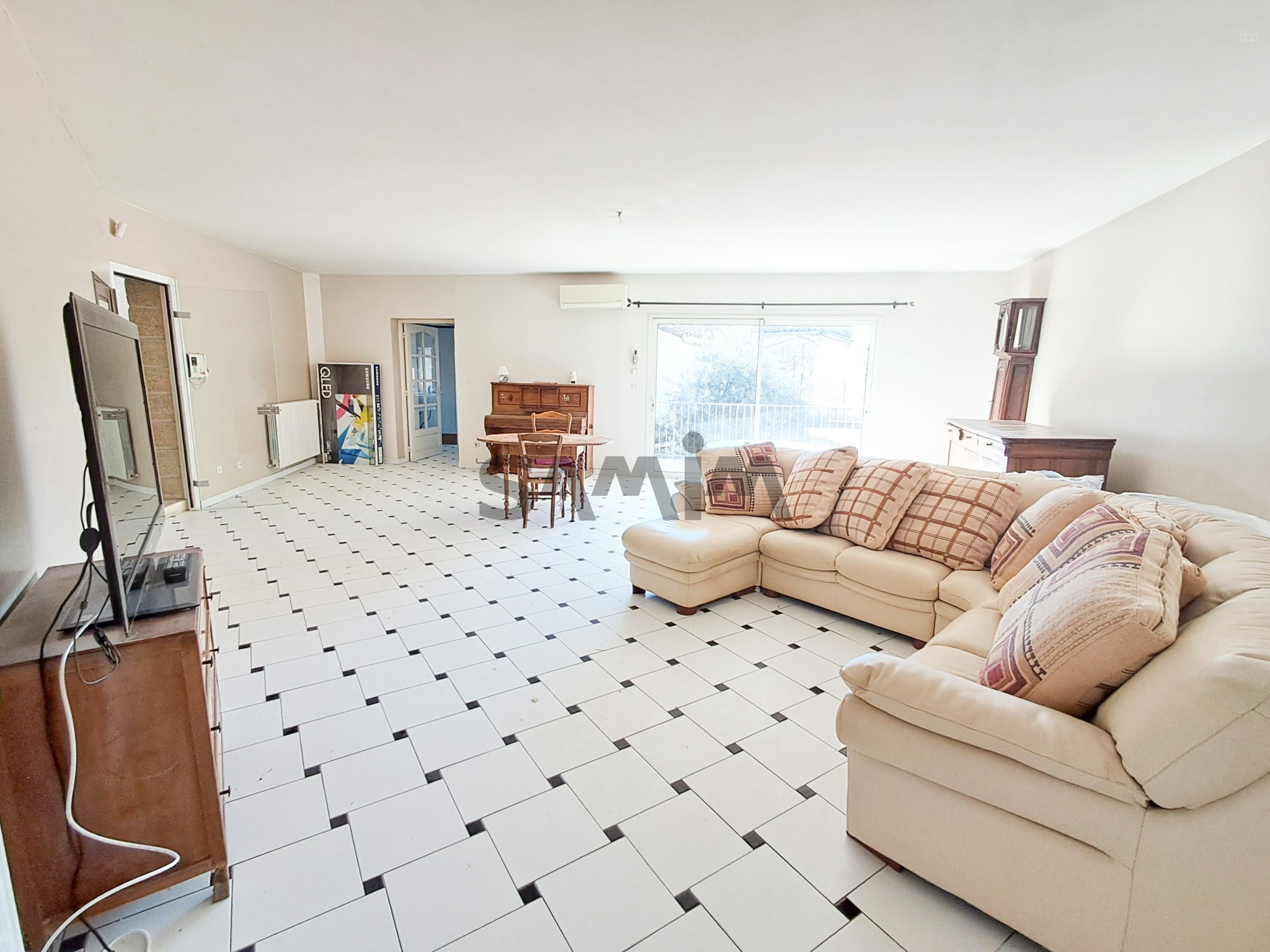 A VENDRE - VASTE MAISON DE VILLAGE AVEC COUR ET TERRASSE - AIGUES-VIVES — photo 11