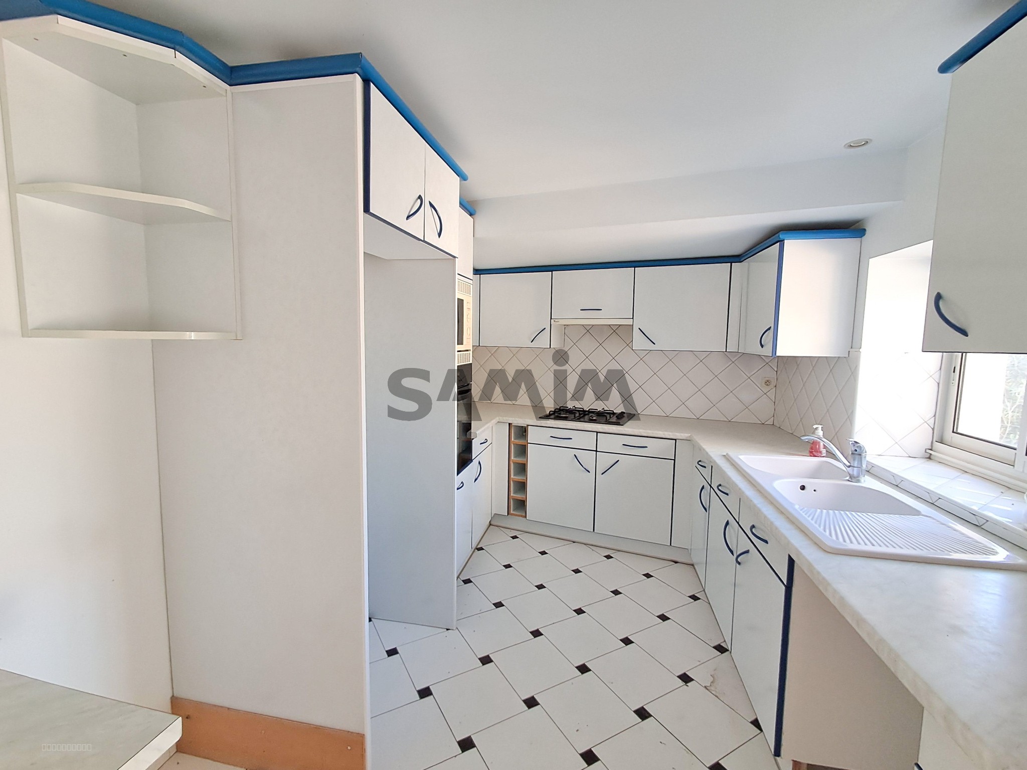 A VENDRE - VASTE MAISON DE VILLAGE AVEC COUR ET TERRASSE - AIGUES-VIVES — photo 12