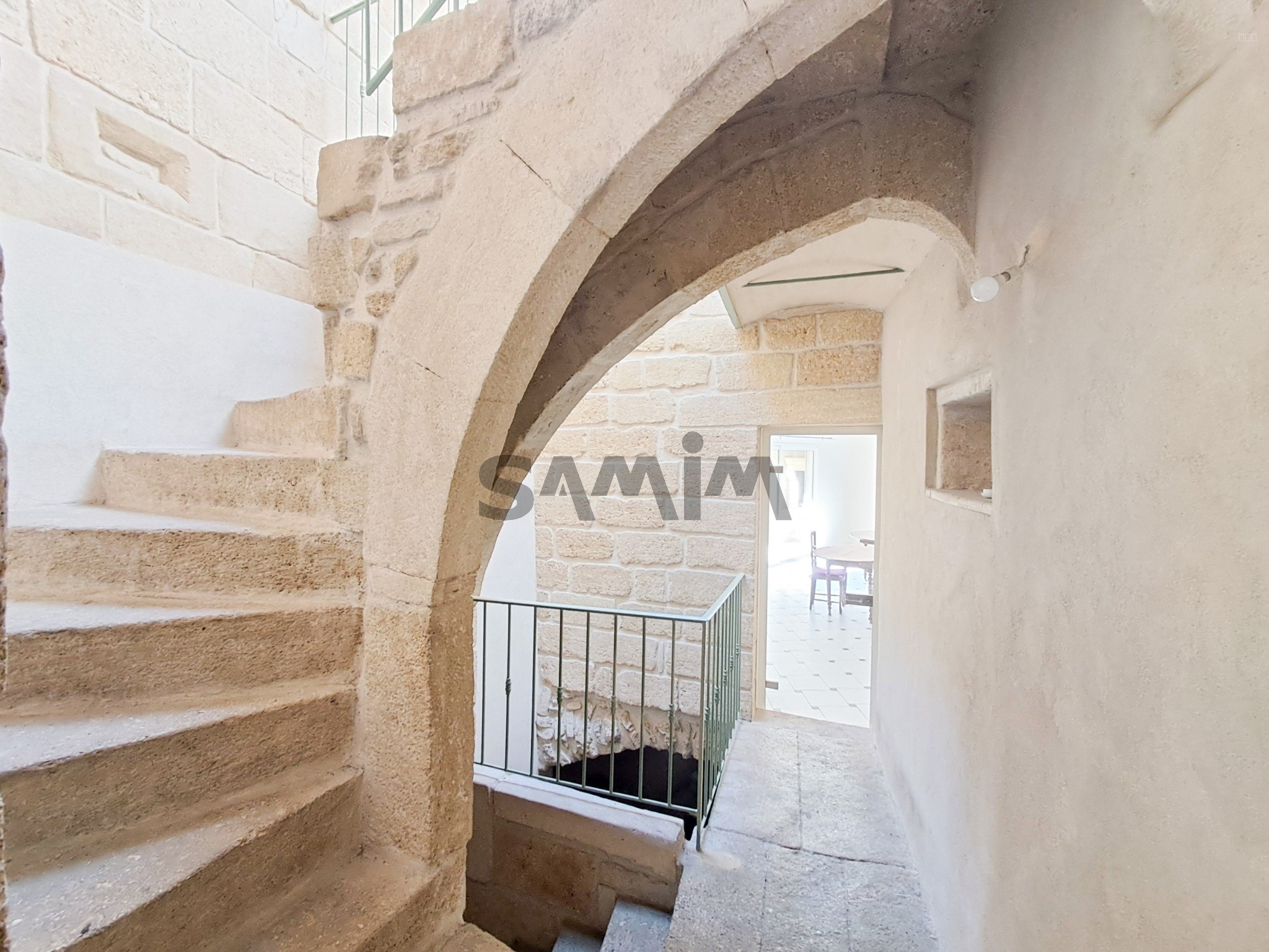 A VENDRE - VASTE MAISON DE VILLAGE AVEC COUR ET TERRASSE - AIGUES-VIVES — photo 13