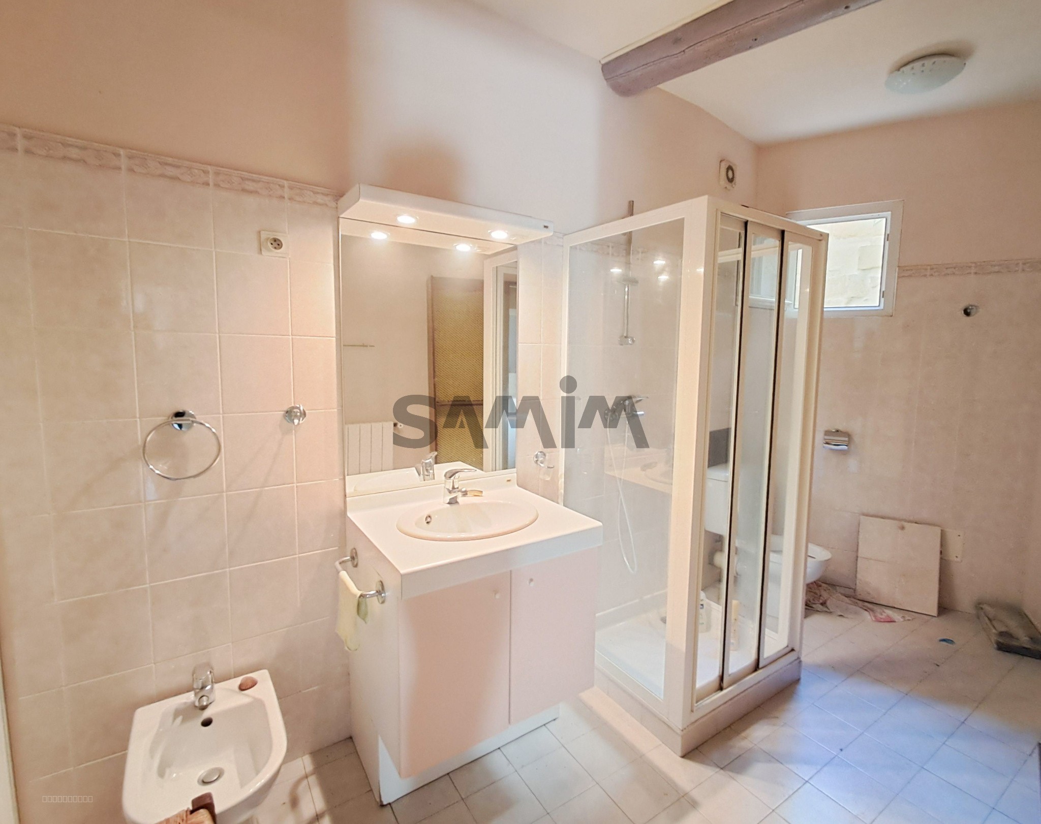 A VENDRE - VASTE MAISON DE VILLAGE AVEC COUR ET TERRASSE - AIGUES-VIVES — photo 14