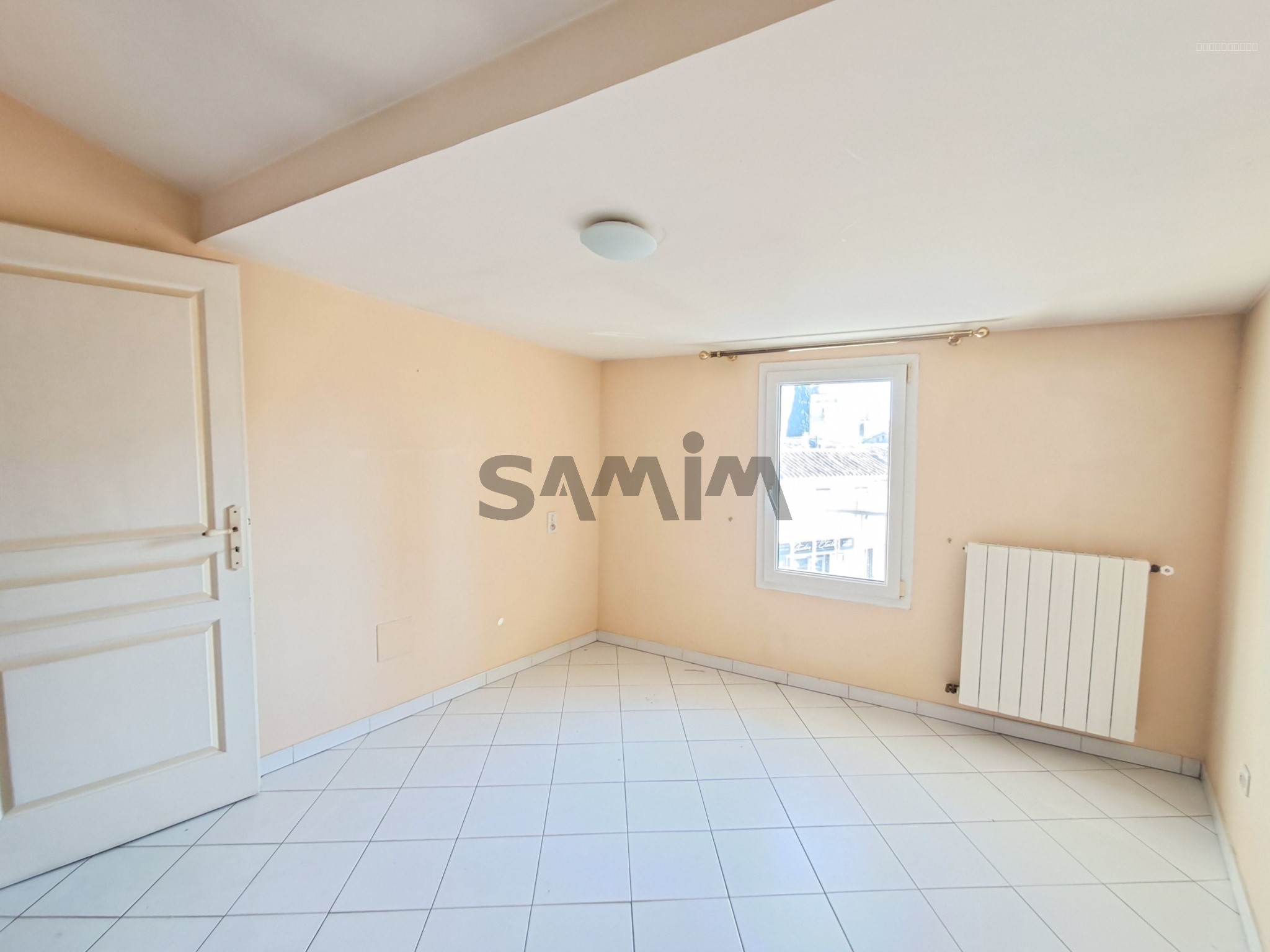 A VENDRE - VASTE MAISON DE VILLAGE AVEC COUR ET TERRASSE - AIGUES-VIVES — photo 15