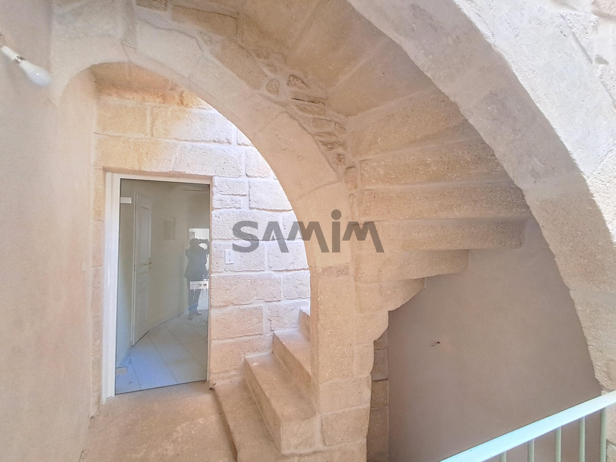 A VENDRE - VASTE MAISON DE VILLAGE AVEC COUR ET TERRASSE - AIGUES-VIVES — photo 16