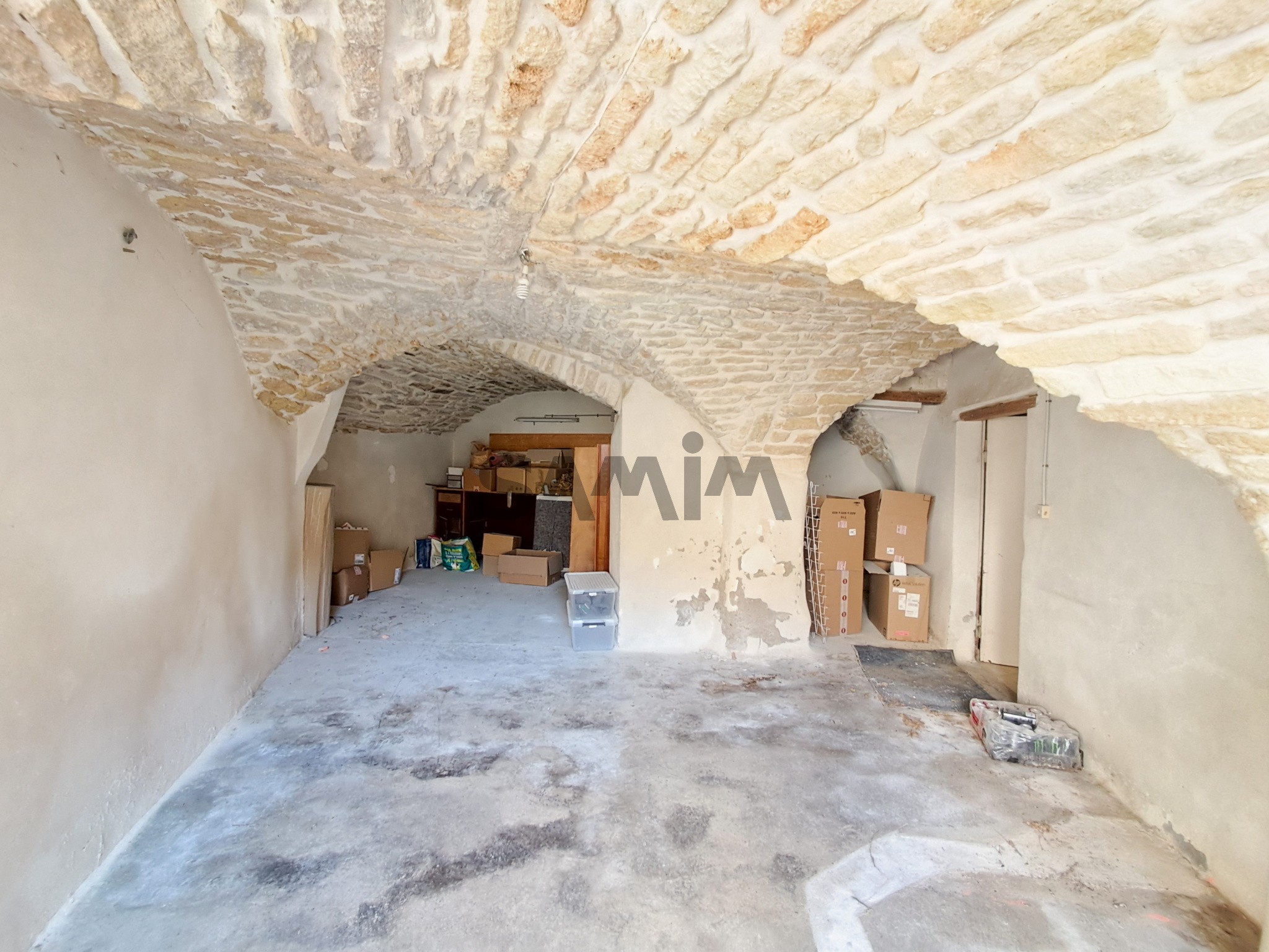 A VENDRE - VASTE MAISON DE VILLAGE AVEC COUR ET TERRASSE - AIGUES-VIVES — photo 2