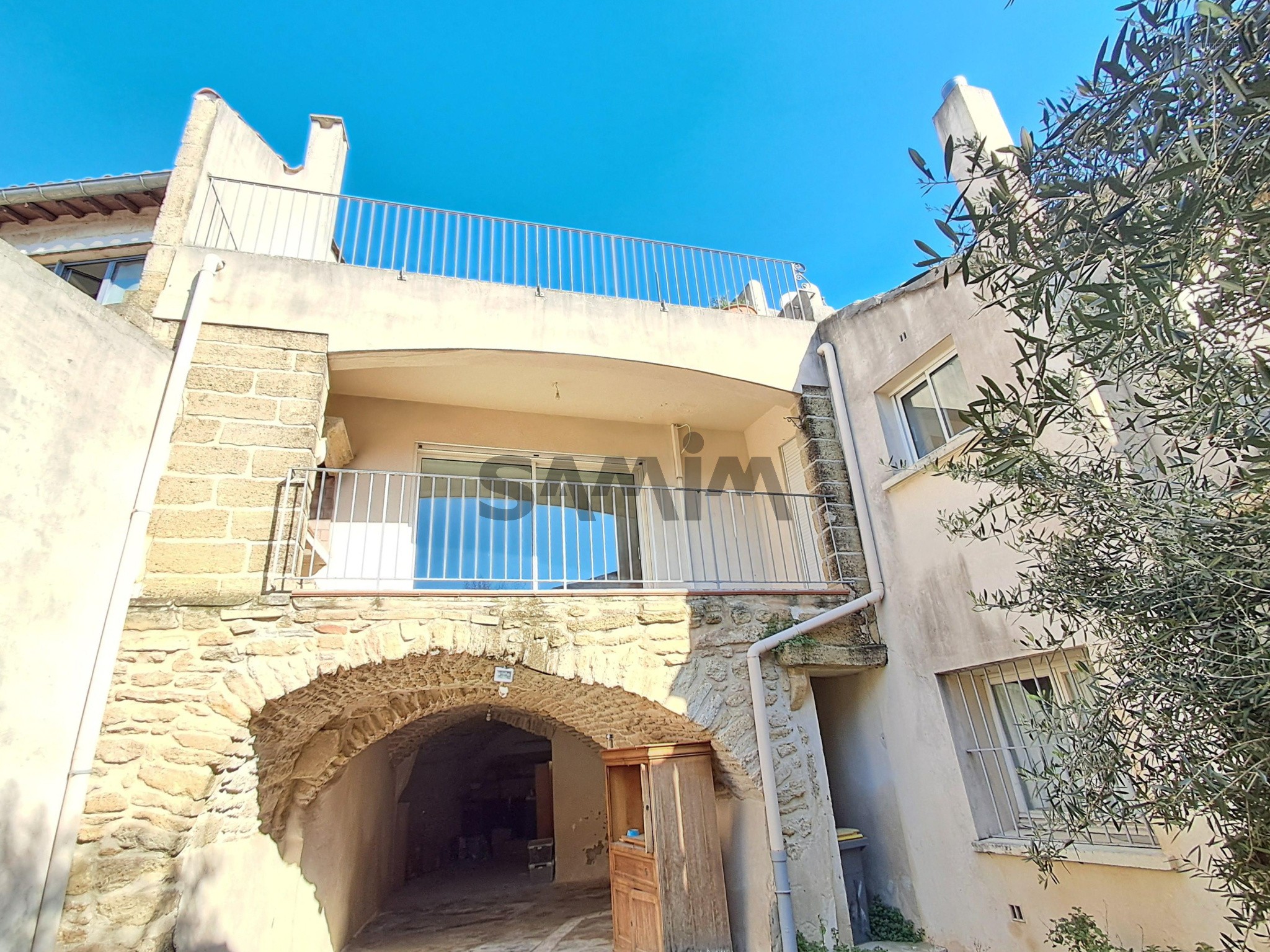 A VENDRE - VASTE MAISON DE VILLAGE AVEC COUR ET TERRASSE - AIGUES-VIVES — photo 3