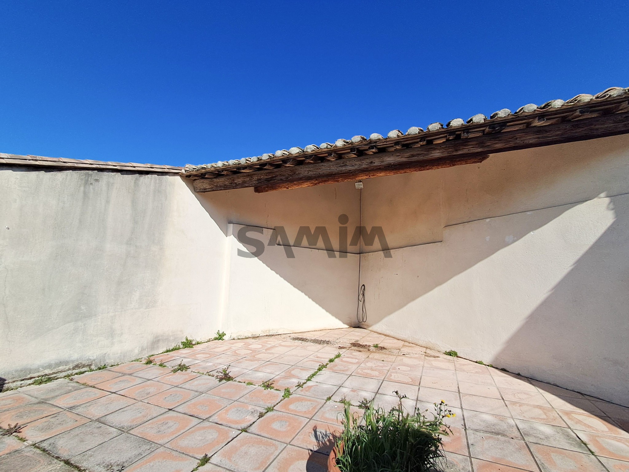 A VENDRE - VASTE MAISON DE VILLAGE AVEC COUR ET TERRASSE - AIGUES-VIVES — photo 4