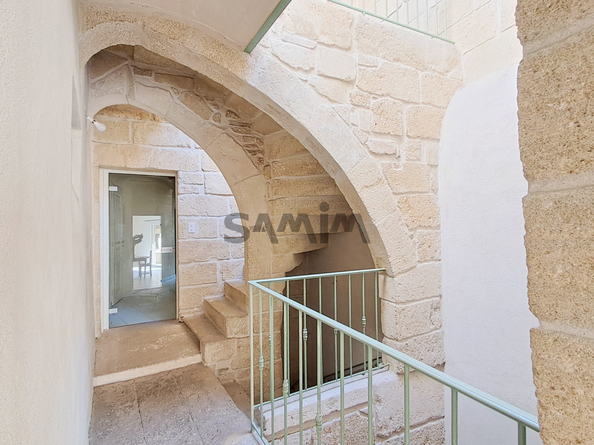 A VENDRE - VASTE MAISON DE VILLAGE AVEC COUR ET TERRASSE - AIGUES-VIVES — photo 5