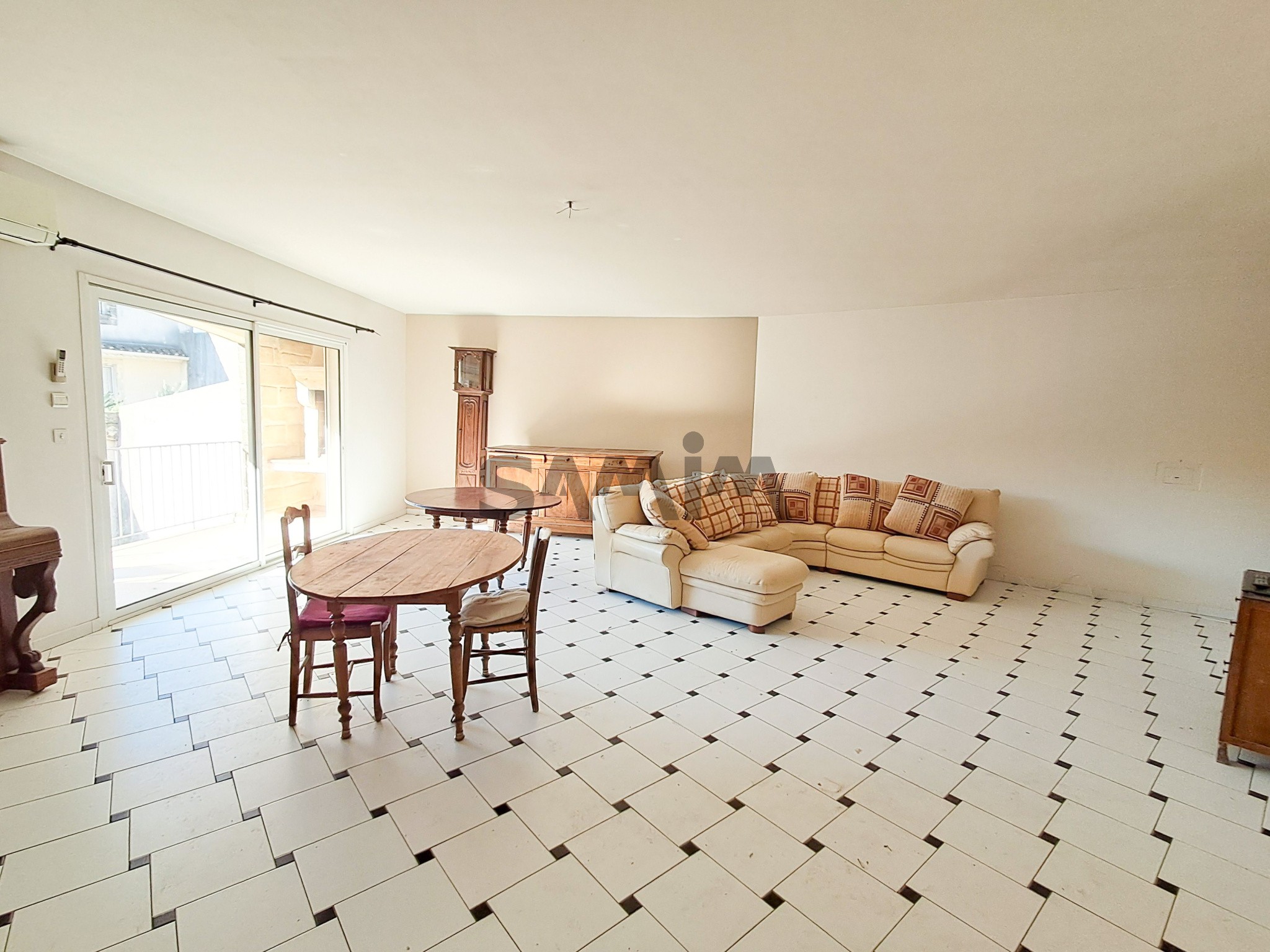A VENDRE - VASTE MAISON DE VILLAGE AVEC COUR ET TERRASSE - AIGUES-VIVES — photo 6