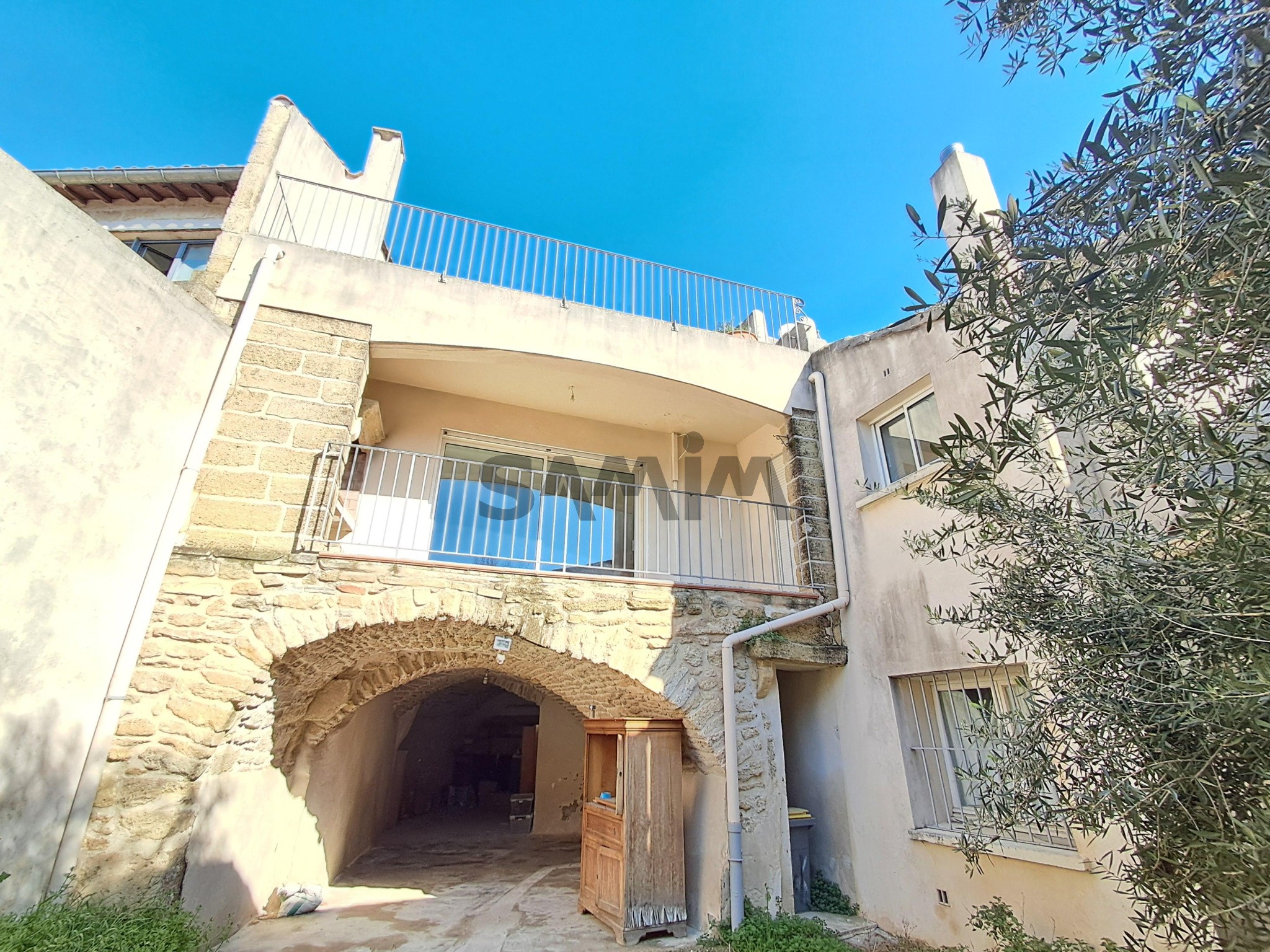 A VENDRE - VASTE MAISON DE VILLAGE AVEC COUR ET TERRASSE - AIGUES-VIVES — photo 7