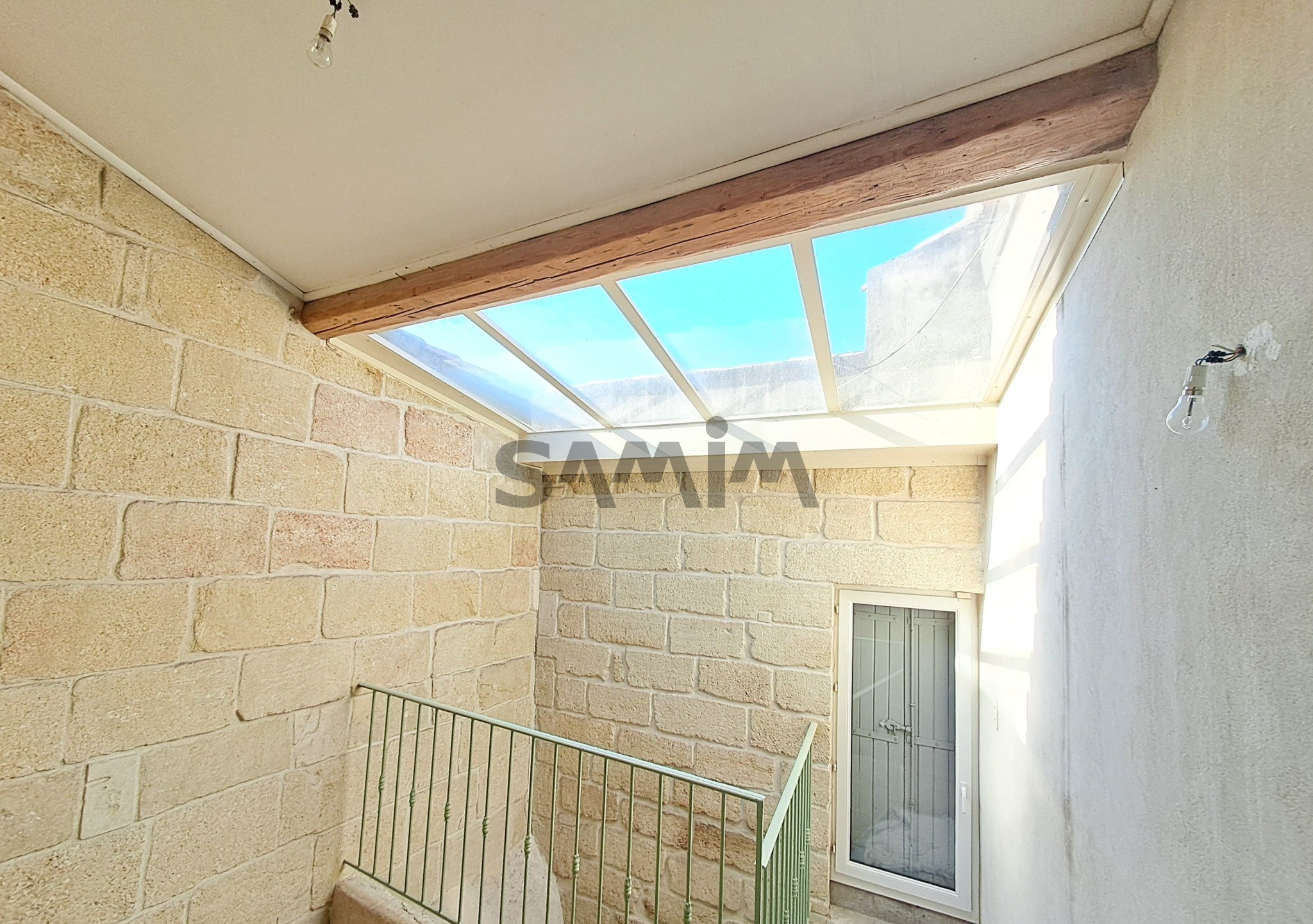A VENDRE - VASTE MAISON DE VILLAGE AVEC COUR ET TERRASSE - AIGUES-VIVES — photo 8