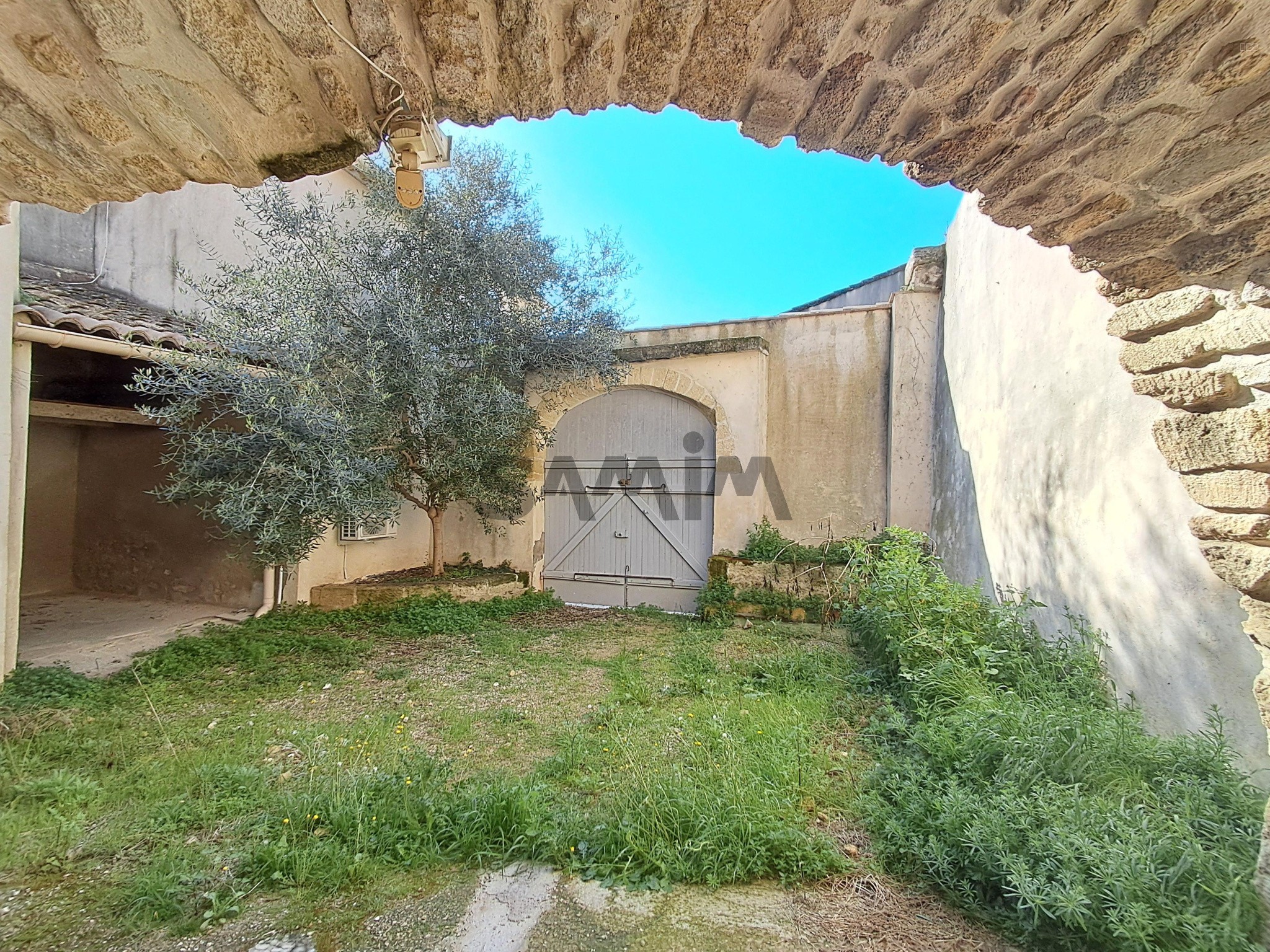 A VENDRE - VASTE MAISON DE VILLAGE AVEC COUR ET TERRASSE - AIGUES-VIVES — photo 9