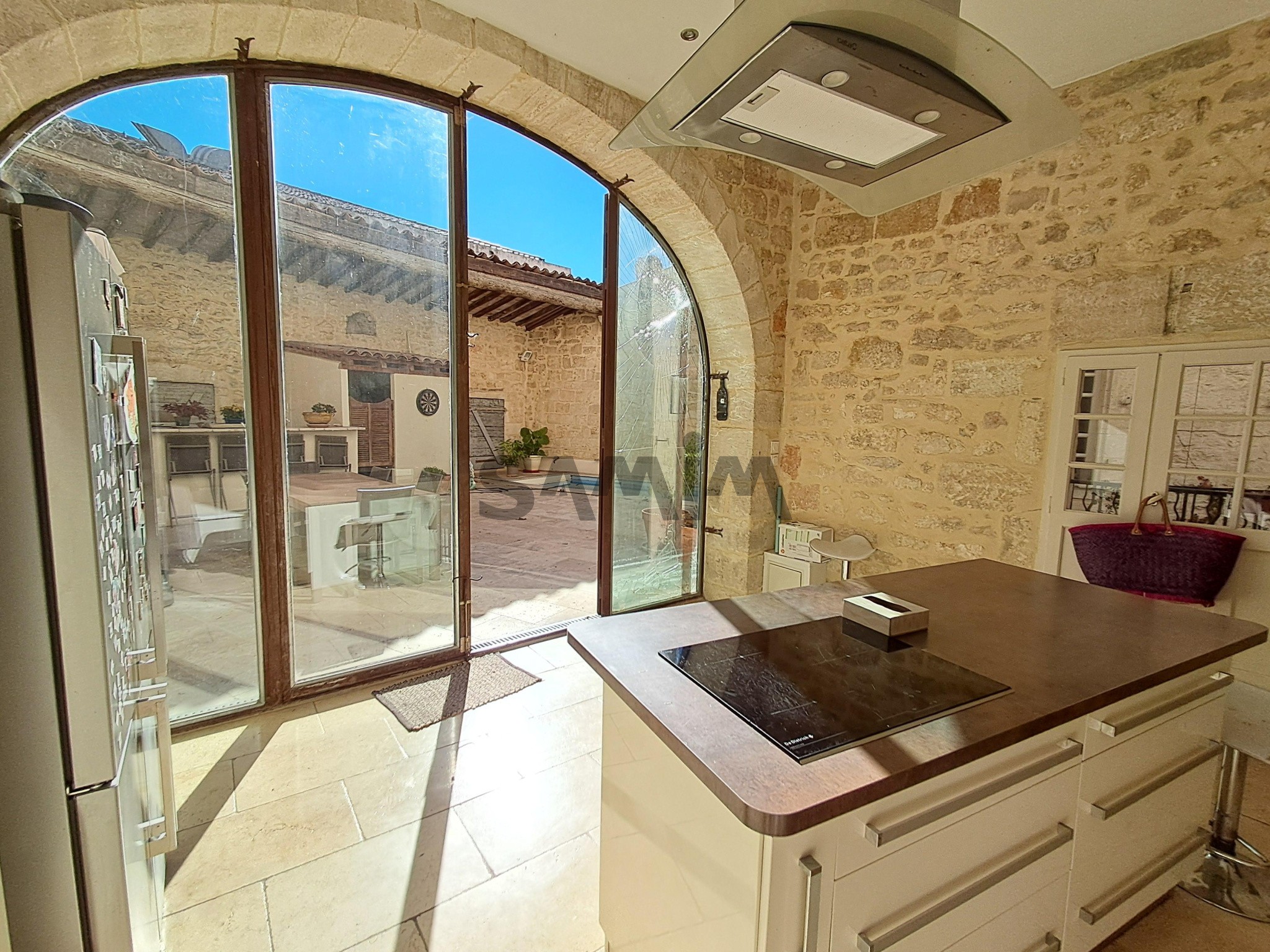 A VENDRE - MAISON HISTORIQUE AVEC PISCINE ET GARAGE - ST GILLES CENTRE HISTORIQUE — photo 2