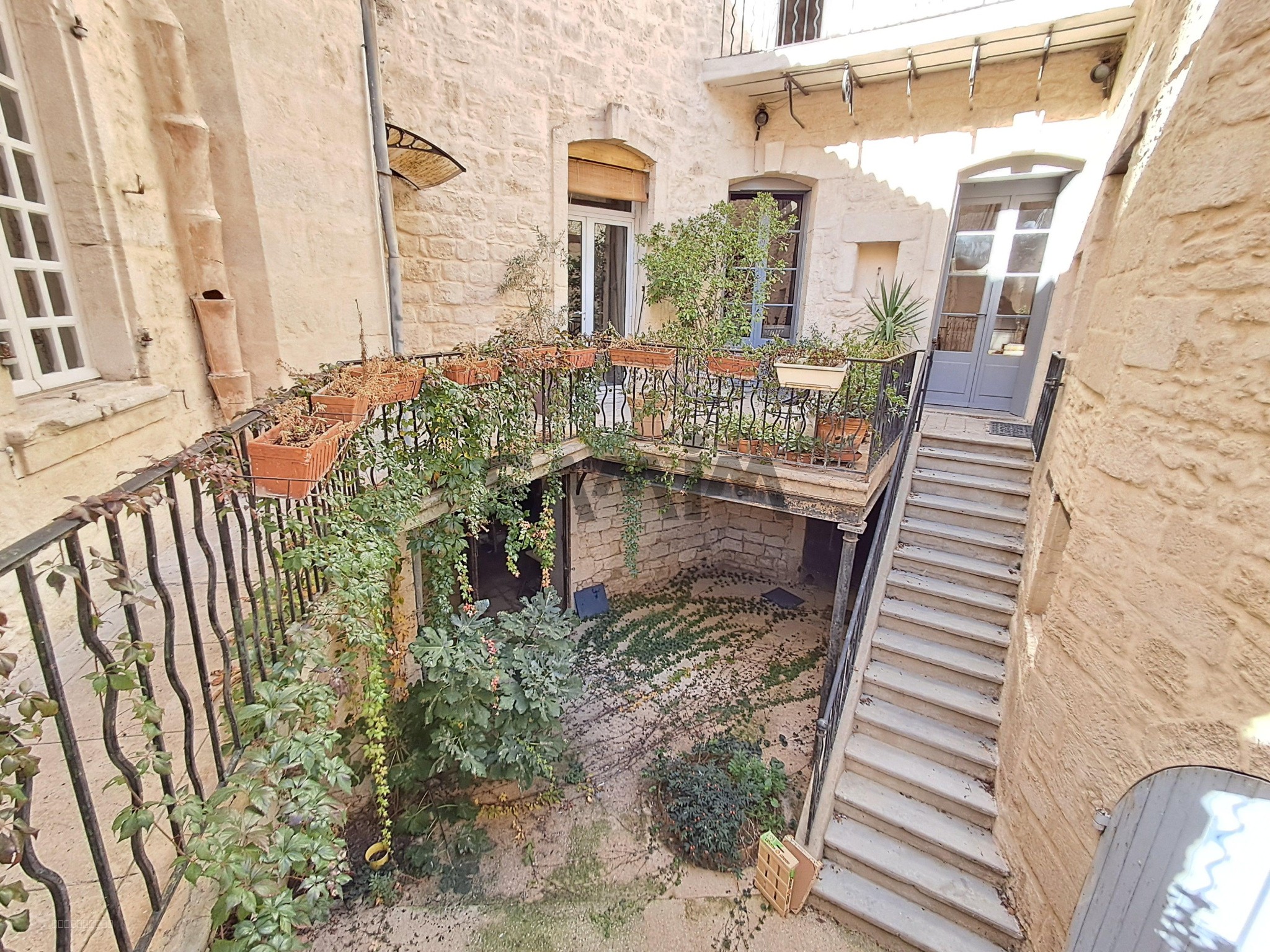 A VENDRE - MAISON HISTORIQUE AVEC PISCINE ET GARAGE - ST GILLES CENTRE HISTORIQUE — photo 4