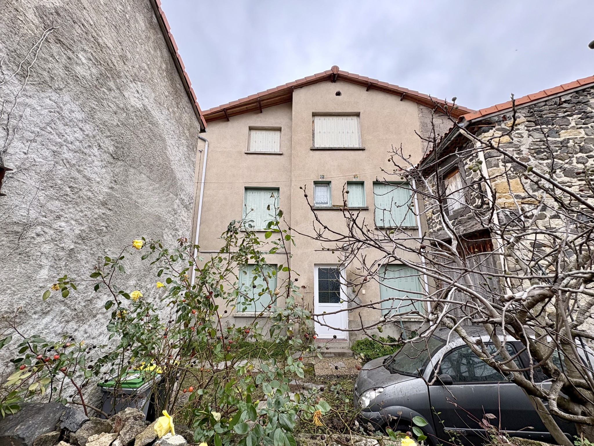 LA ROCHE-BLANCHE / MAISON DE BOURG À RÉNOVER / 4 CHAMBRES / BEAU POTENTIEL / IDÉAL INVESTISSEUR OU AMATEUR DE — photo 2