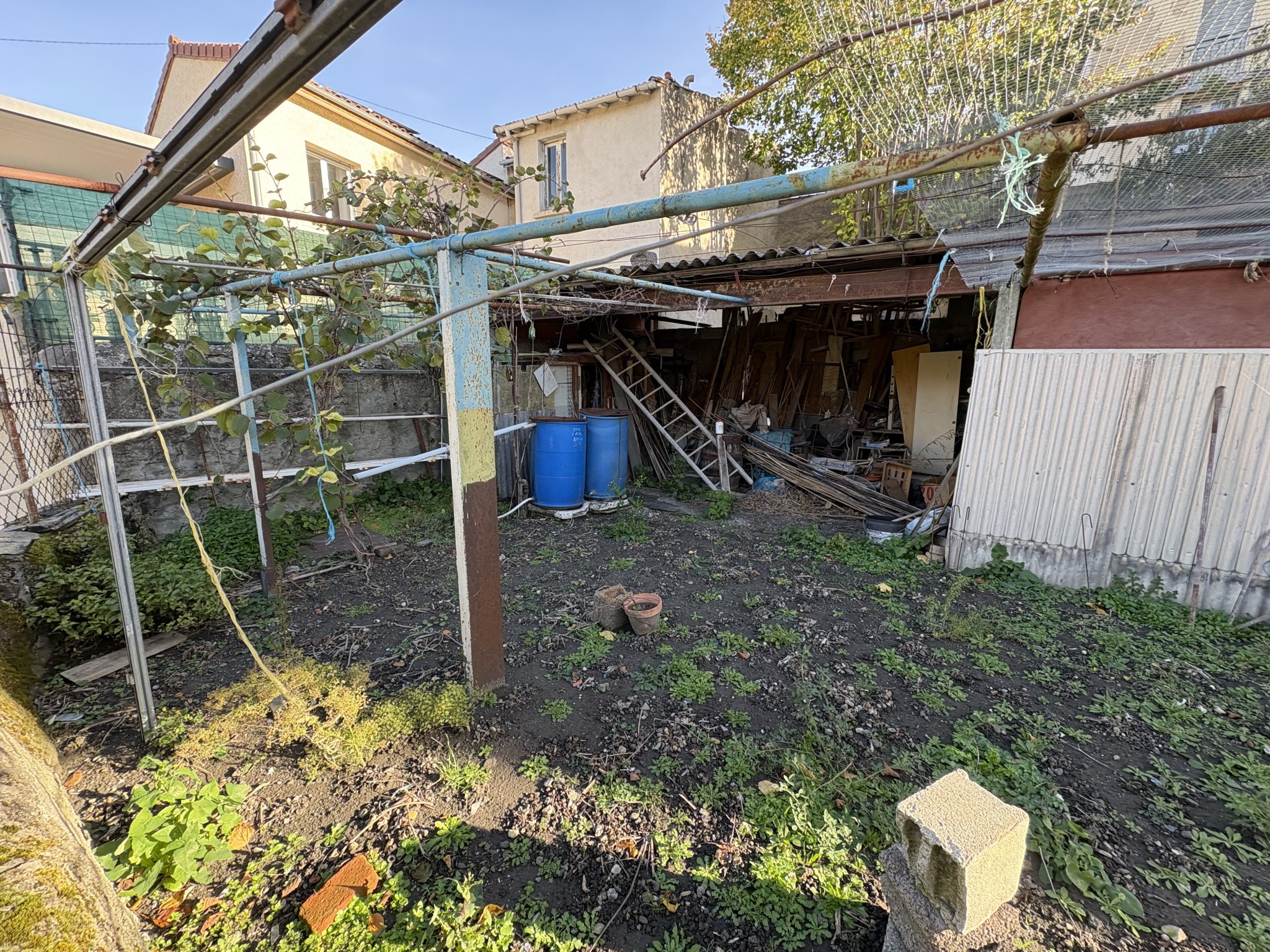 ROMAGNAT / MAISON DE VILLE A RÉNOVER / 3 CHS / GARAGE / ATELIER / JARDIN — photo 2