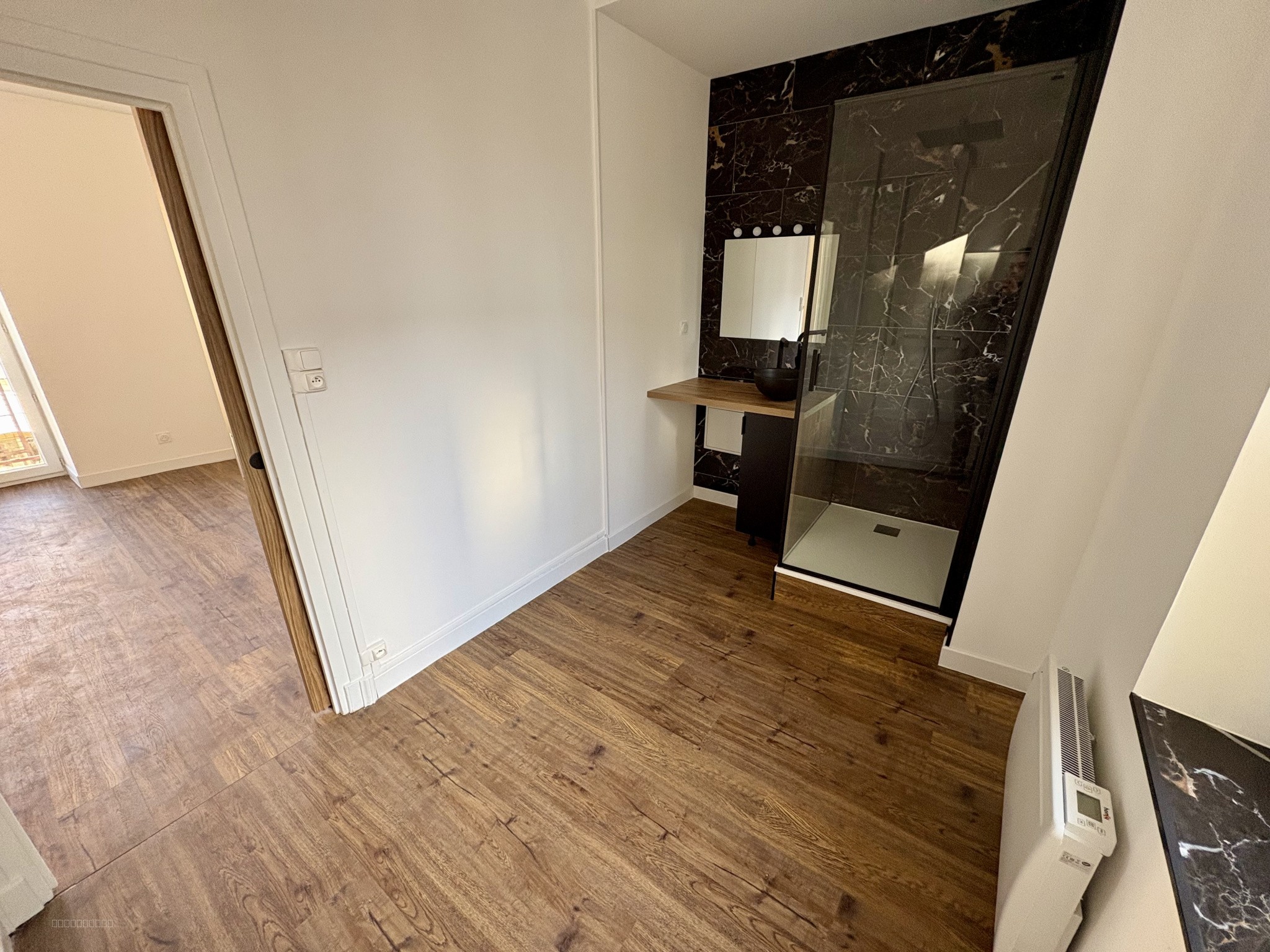 CEYRAT / CENTRE-VILLE / APPARTEMENT T1 RENOVÉ / CAVE / CLIMATISATION RÉVERSIBLE — photo 4