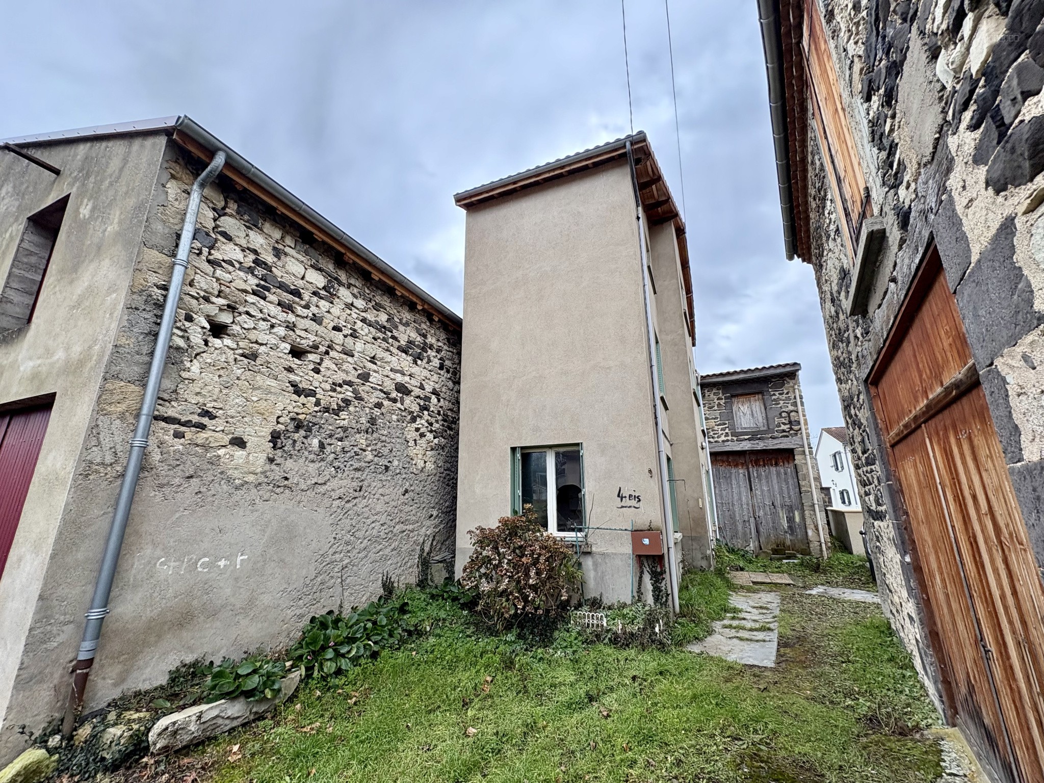 LA ROCHE-BLANCHE / MAISON DE BOURG À RÉNOVER / 4 CHAMBRES / BEAU POTENTIEL / IDÉAL INVESTISSEUR OU AMATEUR DE — photo 3