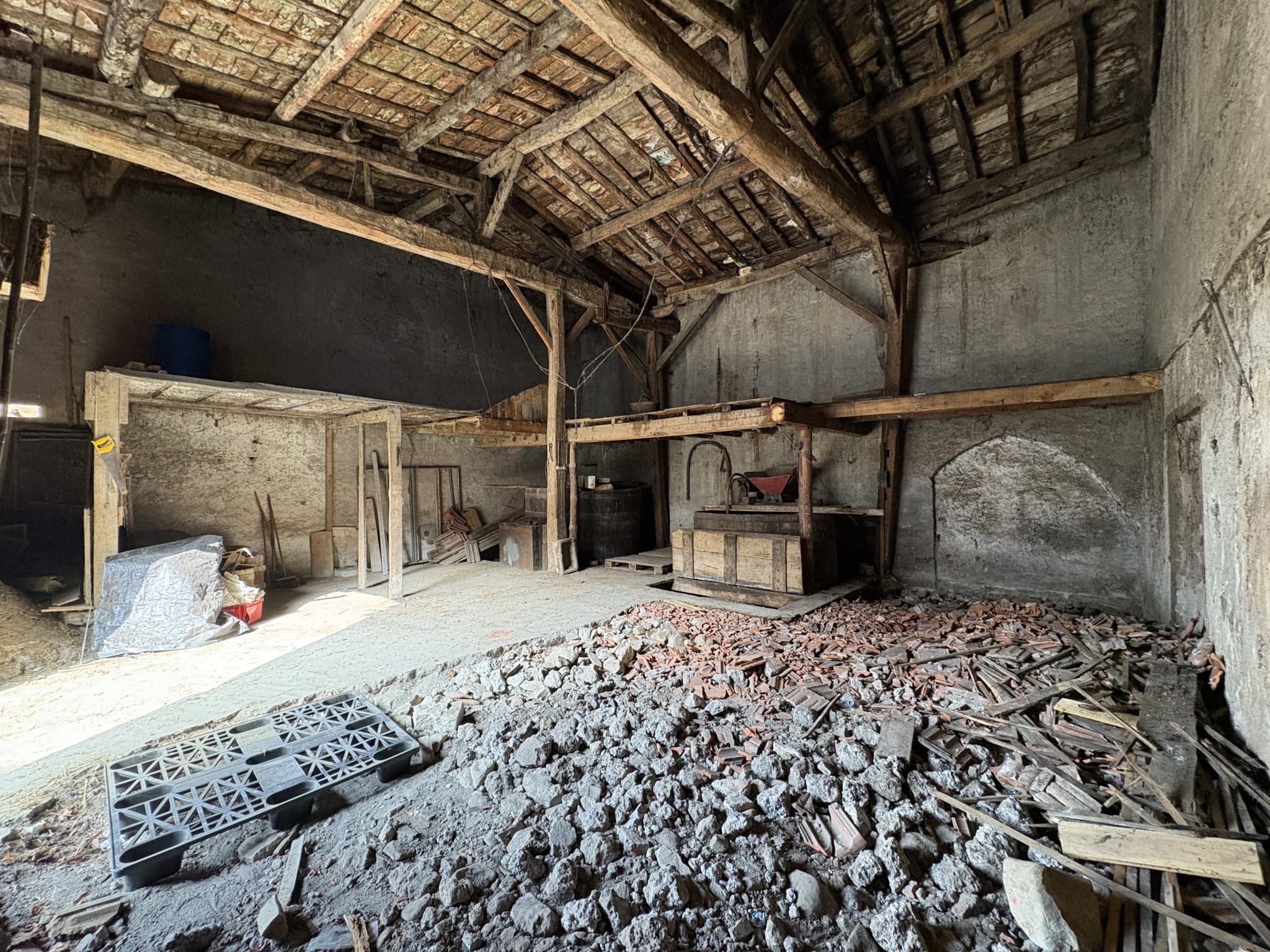 LEMPDES / CENTRE-VILLE / GRANGE DE 100 m2 / CUVAGE — photo 2