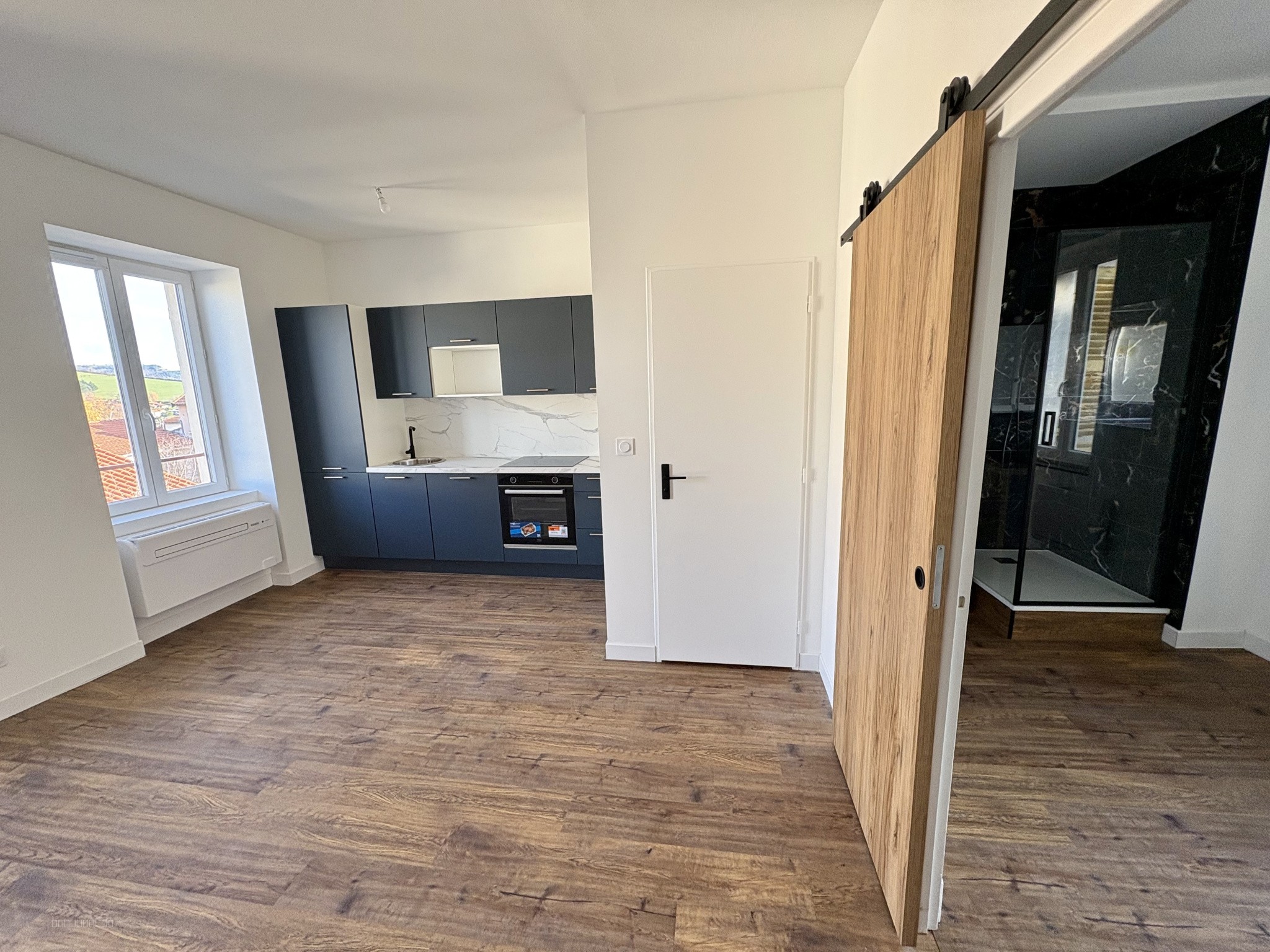 CEYRAT / CENTRE-VILLE / APPARTEMENT T1 RENOVÉ / CAVE / CLIMATISATION RÉVERSIBLE — photo 2