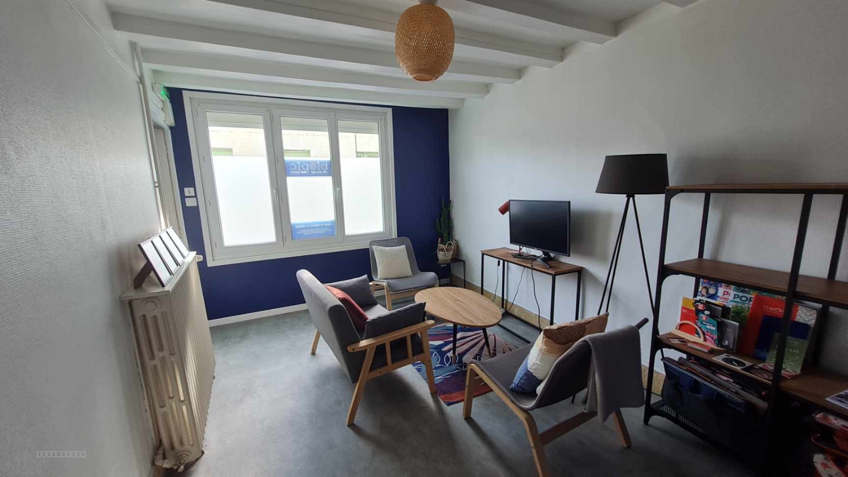 BUREAU de 43 m2 comprenant deux pièces, wc - Salle de bain. — photo 2