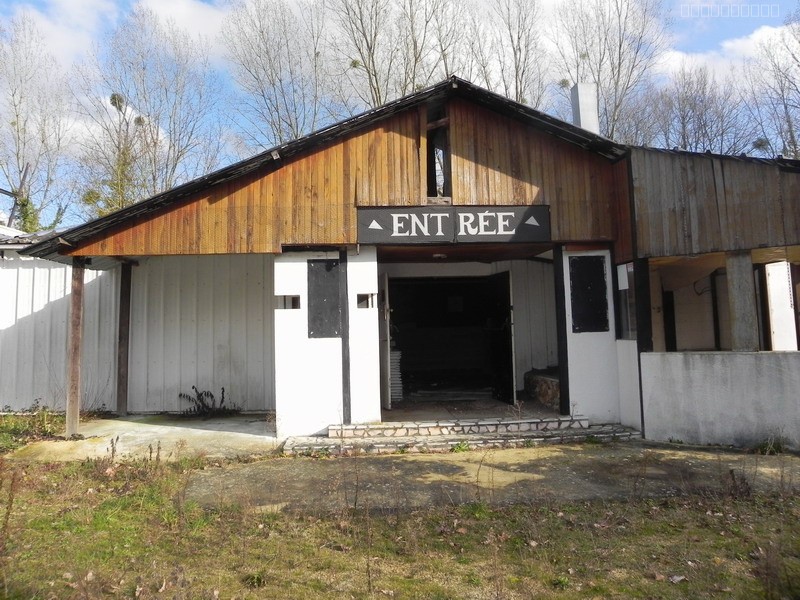 Proche de la nouvelle zone artisanale de Beaumont en véron, local d'environ 300 m2 sur 2500 m2 de terrain. — photo 1