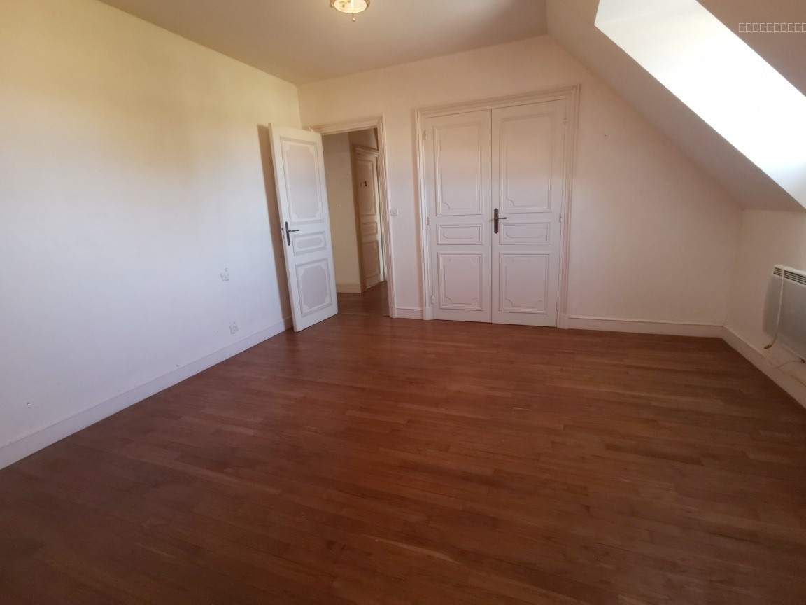 À Vendre : Maison Familiale avec Grand Terrain Attenant — photo 9
