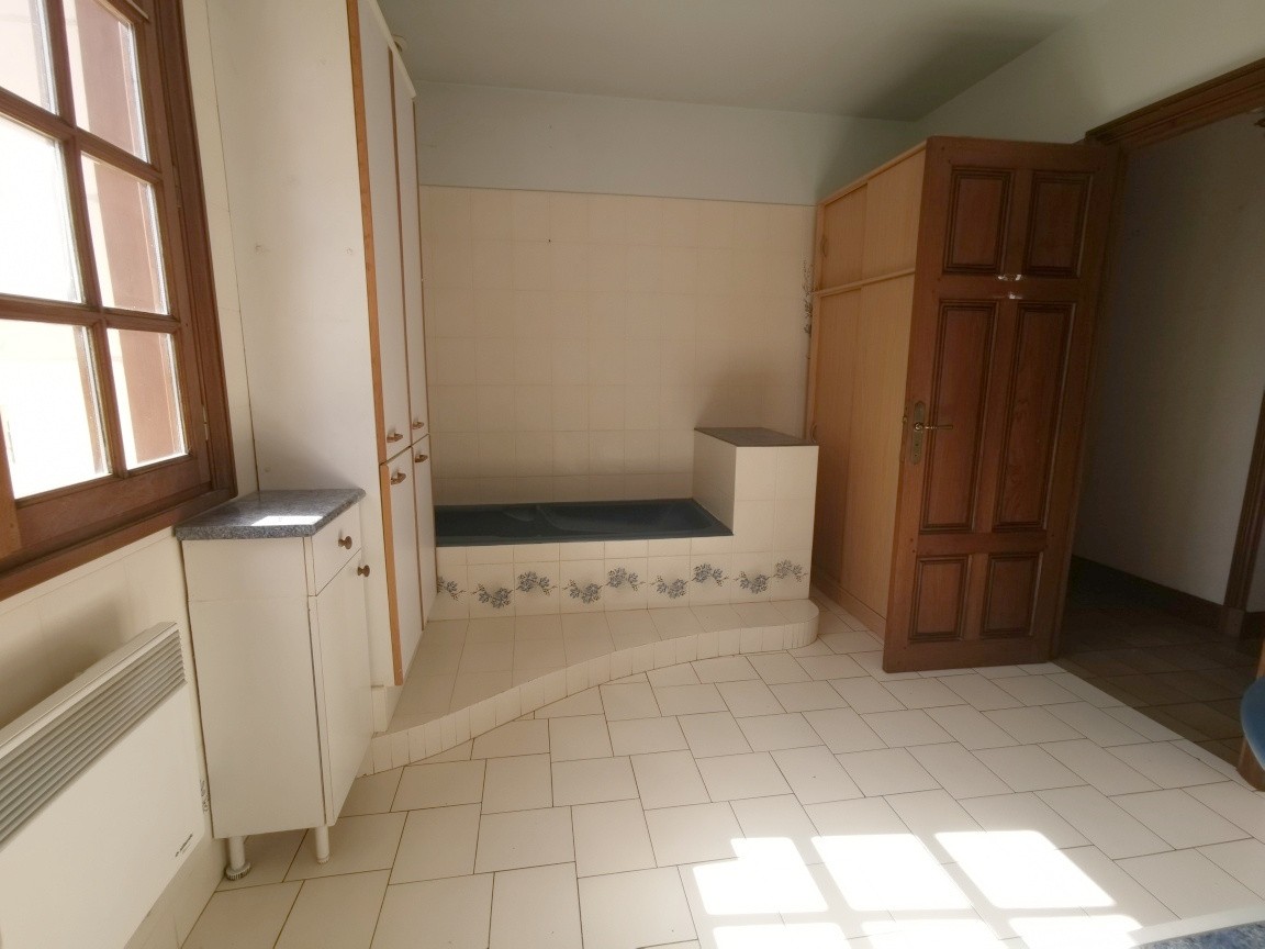 À Vendre : Maison Familiale avec Grand Terrain Attenant — photo 5