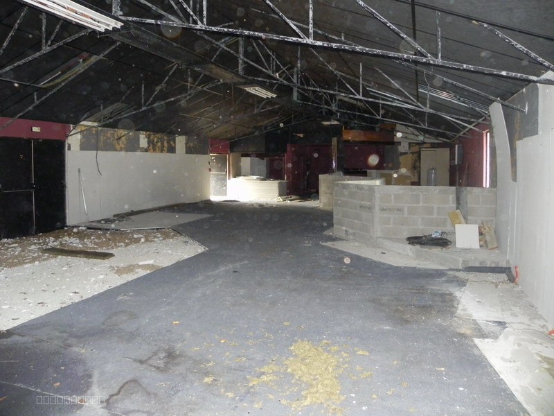 Proche de la nouvelle zone artisanale de Beaumont en véron, local d'environ 300 m2 sur 2500 m2 de terrain. — photo 2