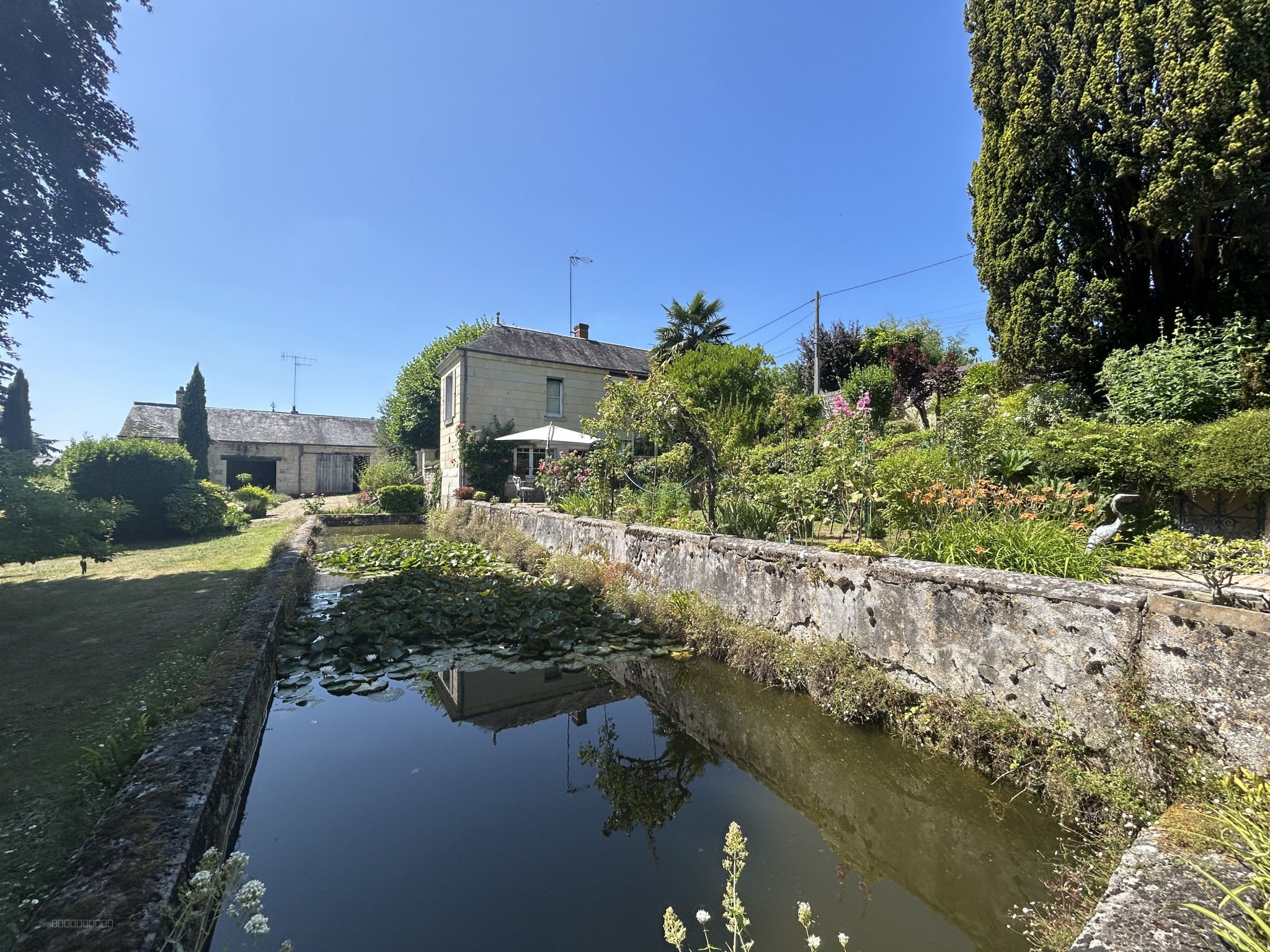BOURGUEIL CENTRE   Maison Familiale avec Dépendances sur Parc Arboré de 3862 m2. — photo 2