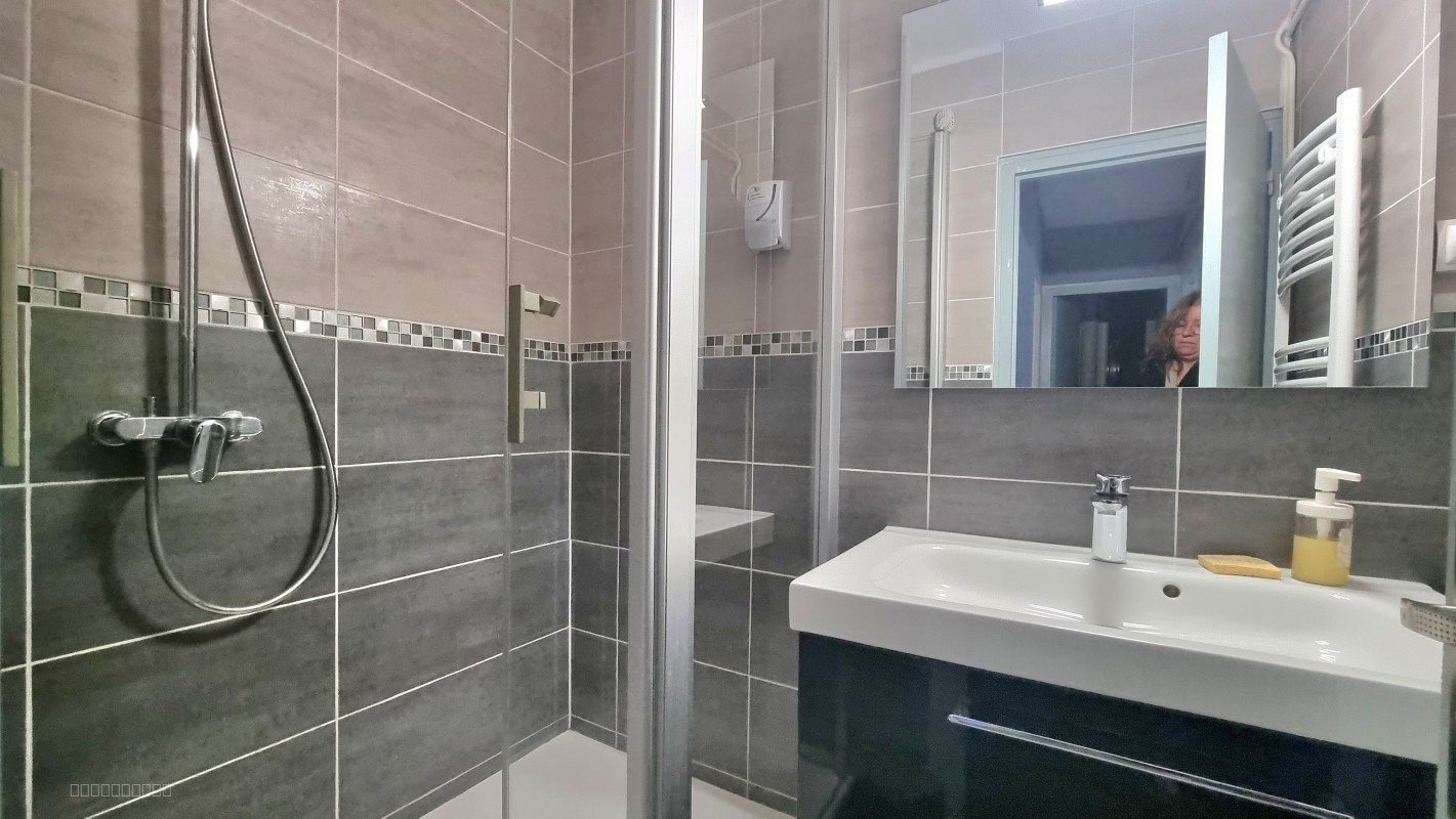 Superbe appartement meublé moderne T3 de 50m2 à Louer à Dole - Rue des Commards — photo 2