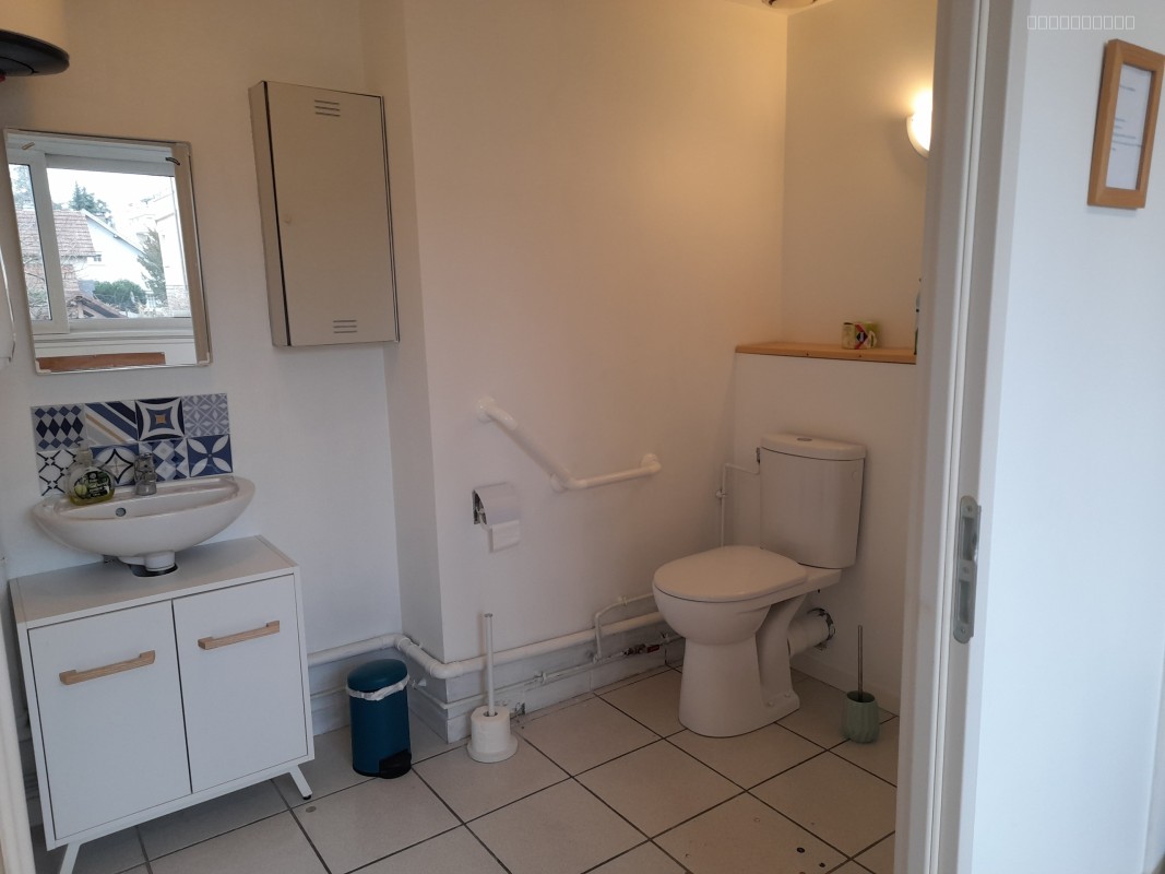A louer à Besançon quartier Montrapon, local Professionnel / Commercial   34 m2 — photo 9