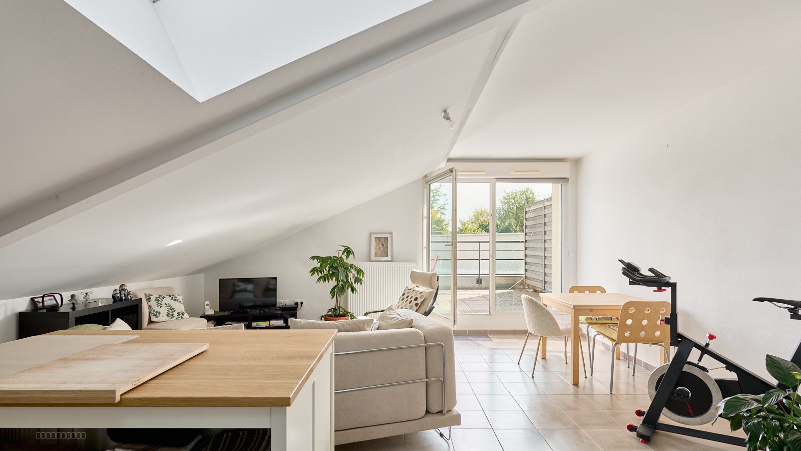 A VENDRE, à Besançon Les Ilots de Monboucons, T2 moderne avec terrasse et garage — photo 2